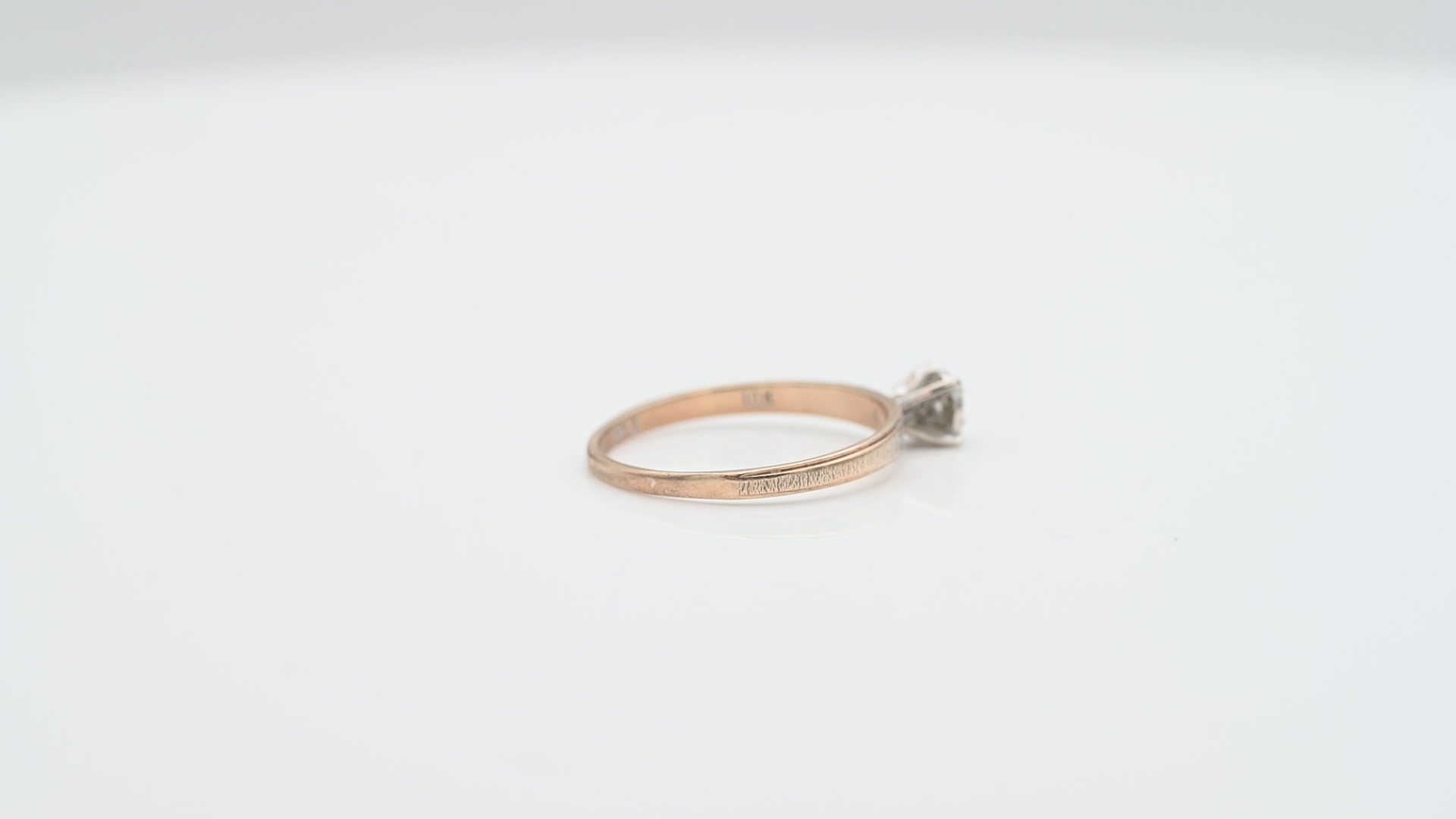 טבעת סוליטר משובצת יהלום בשיבוץ גבוה - מק"ט 33636, זהב 10K