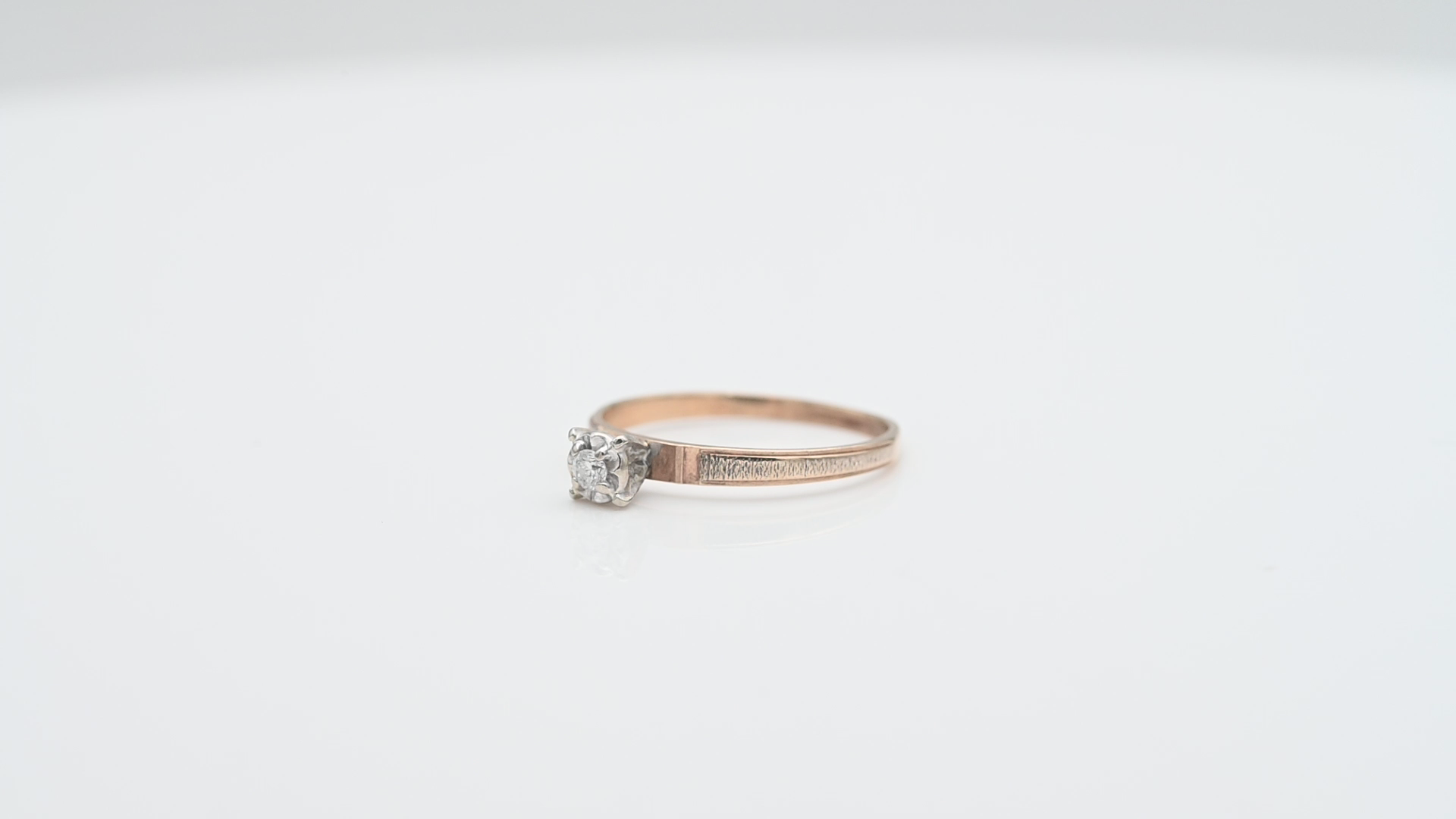 טבעת סוליטר משובצת יהלום בשיבוץ גבוה - מק"ט 33636, זהב 10K