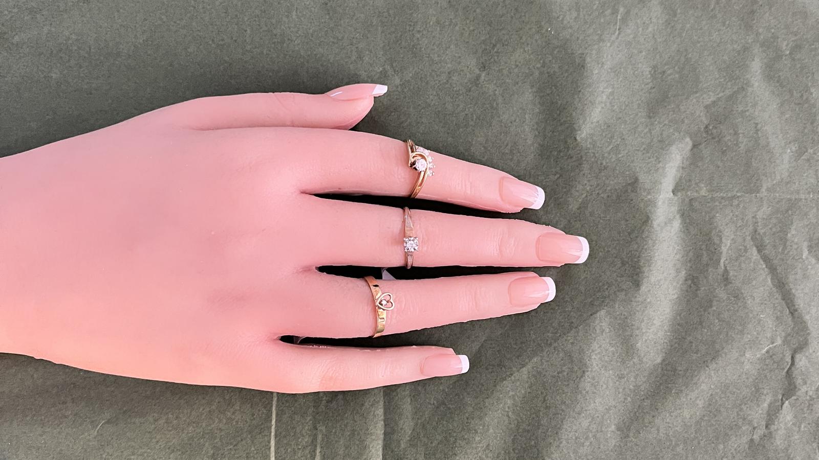 טבעת סוליטר משובצת יהלום בשיבוץ גבוה - מק"ט 33636, זהב 10K