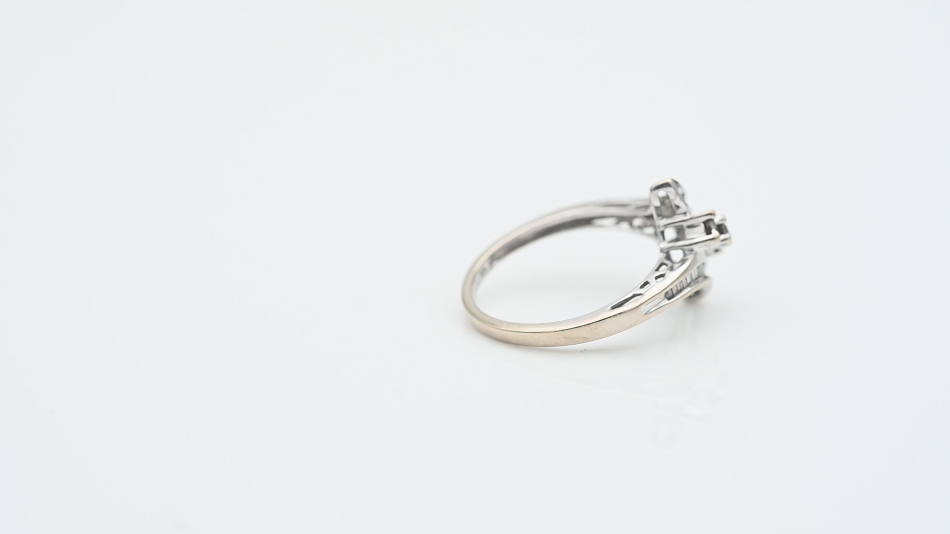 טבעת וינטג' משובצת יהלומים חומים בחיתוך עגול ויהלומים לבנים בחיתוך בגט - מק"ט 33682, זהב 10K