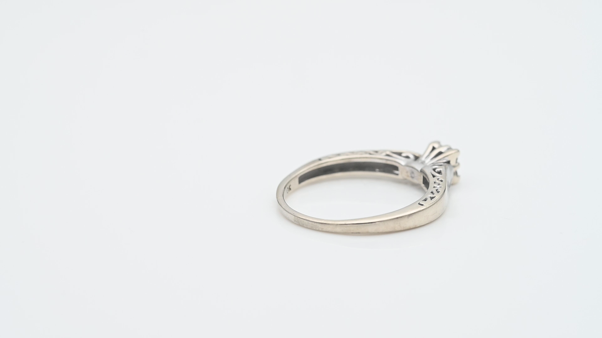 טבעת וינטג' מרובעת משובצת יהלומים בשיבוץ גבוה, במידה גדולה - מק"ט 33686, זהב 10K