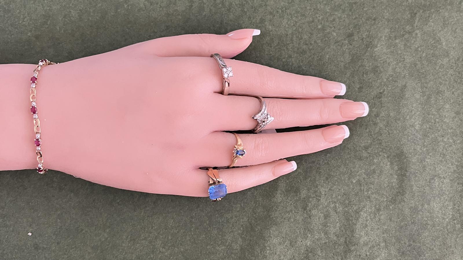 טבעת וינטג' משובצת יהלומים חומים בחיתוך עגול ויהלומים לבנים בחיתוך בגט - מק"ט 33682, זהב 10K