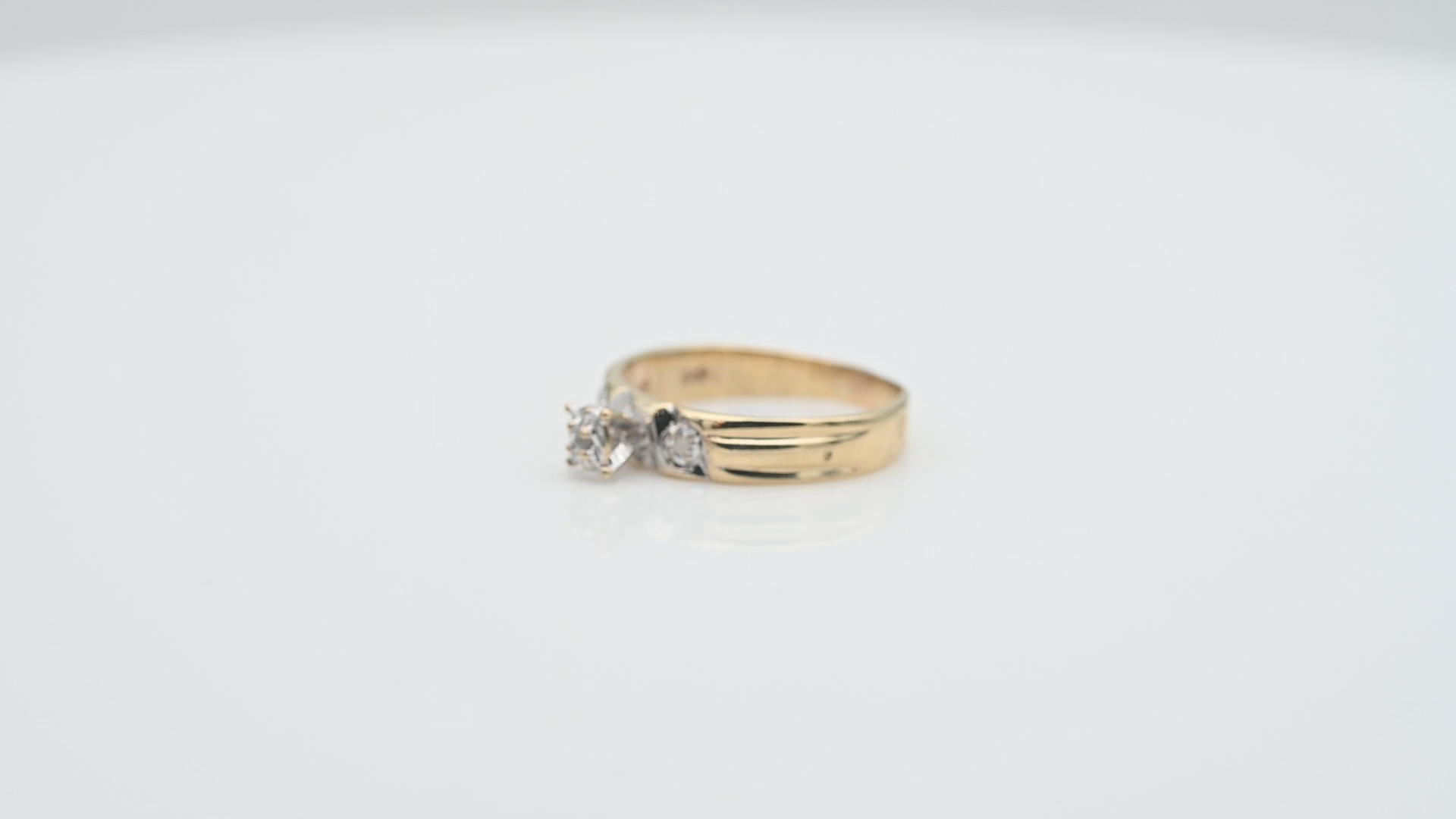 טבעת וינטג' משובצת יהלומים, יהלום מרכזי בשיבוץ גבוה - מק"ט 33845, זהב 10K