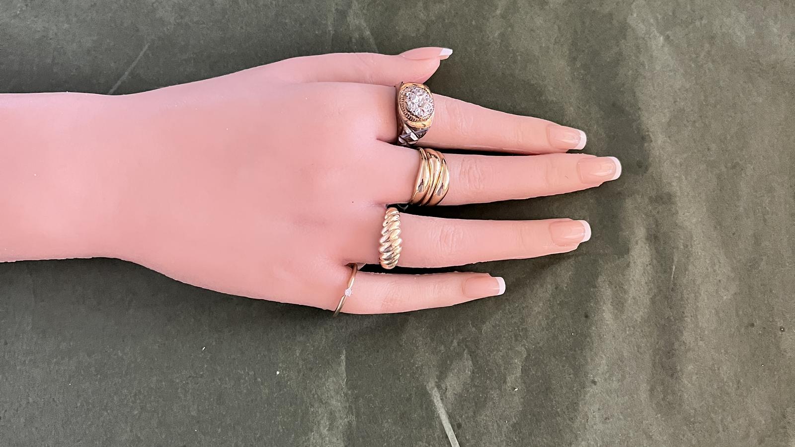 טבעת וינטג' חותם רחבה, פרח משובץ יהלומים - מק"ט 33885, זהב 10K