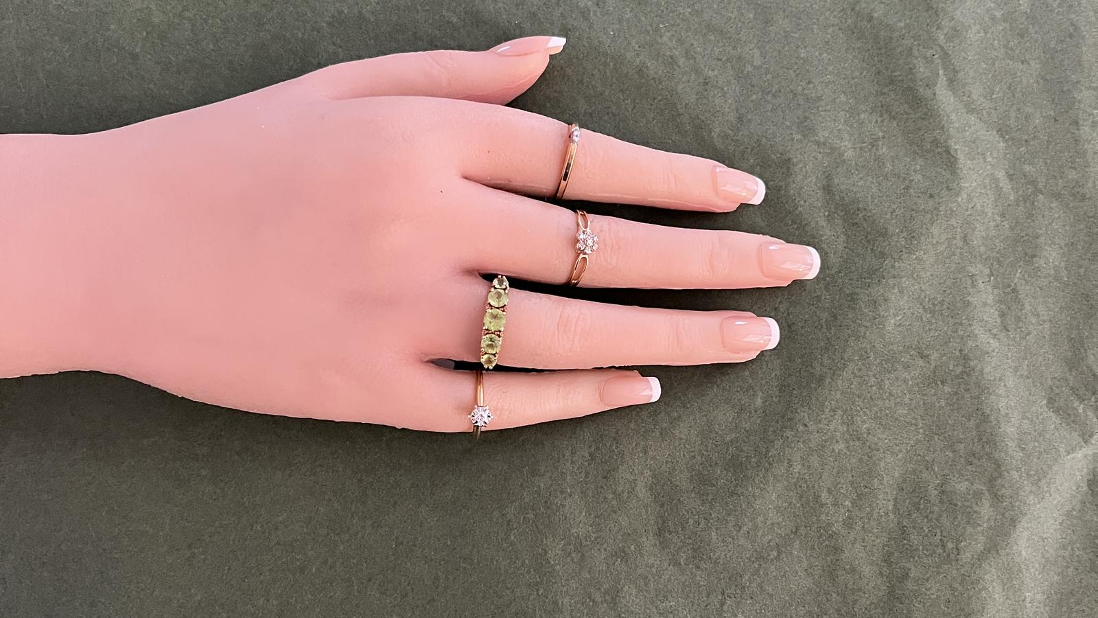 טבעת סוליטר עדינה משובצת יהלום - מק"ט 33925, זהב 10K