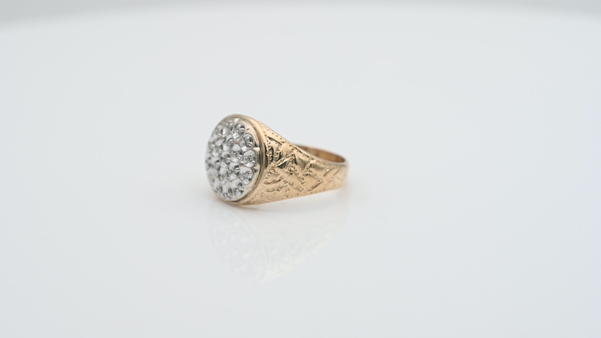 טבעת וינטג' חותם עגולה משובצת יהלומים - מק"ט 33969, זהב 10K