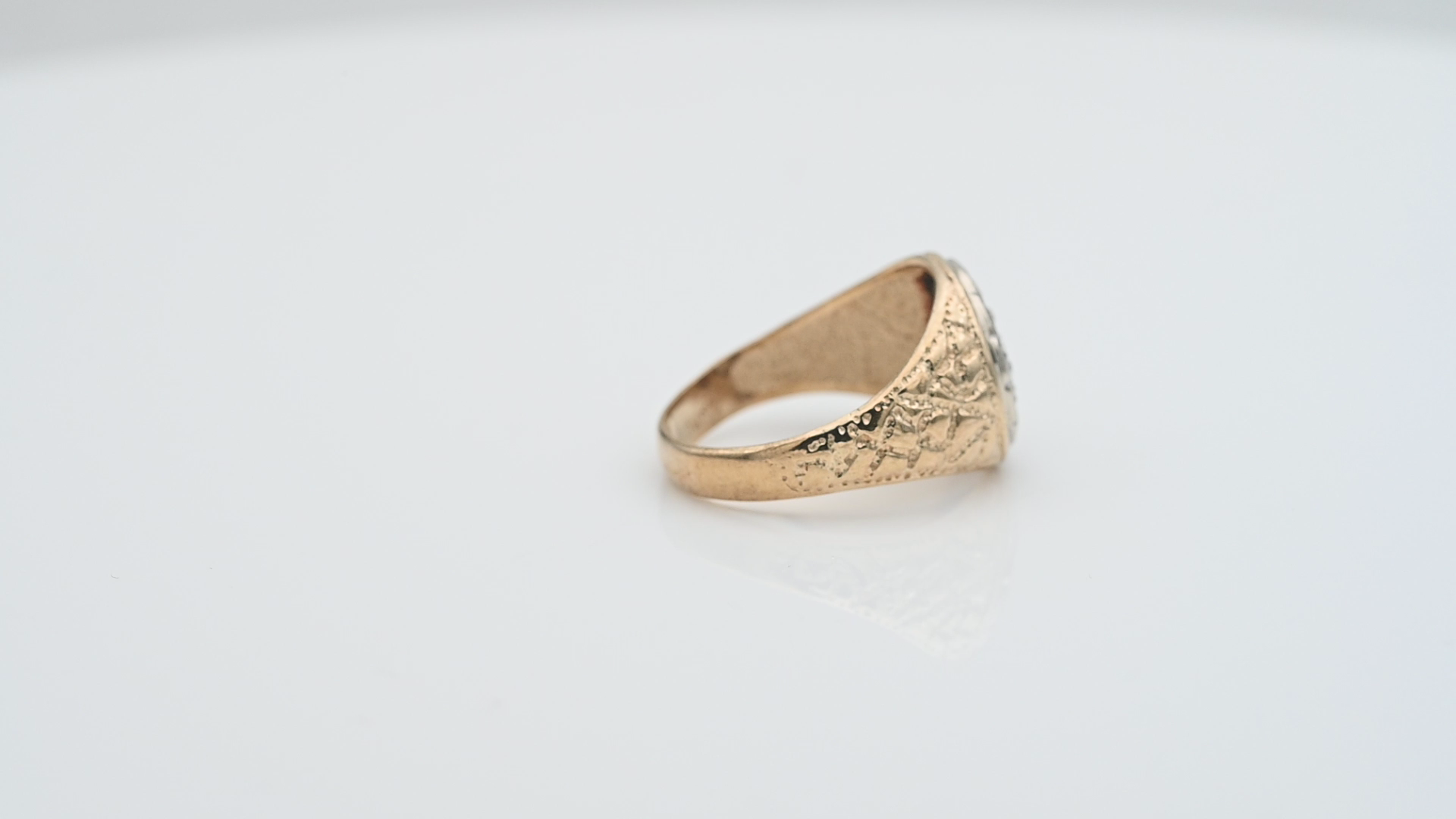 טבעת וינטג' חותם עגולה משובצת יהלומים - מק"ט 33969, זהב 10K