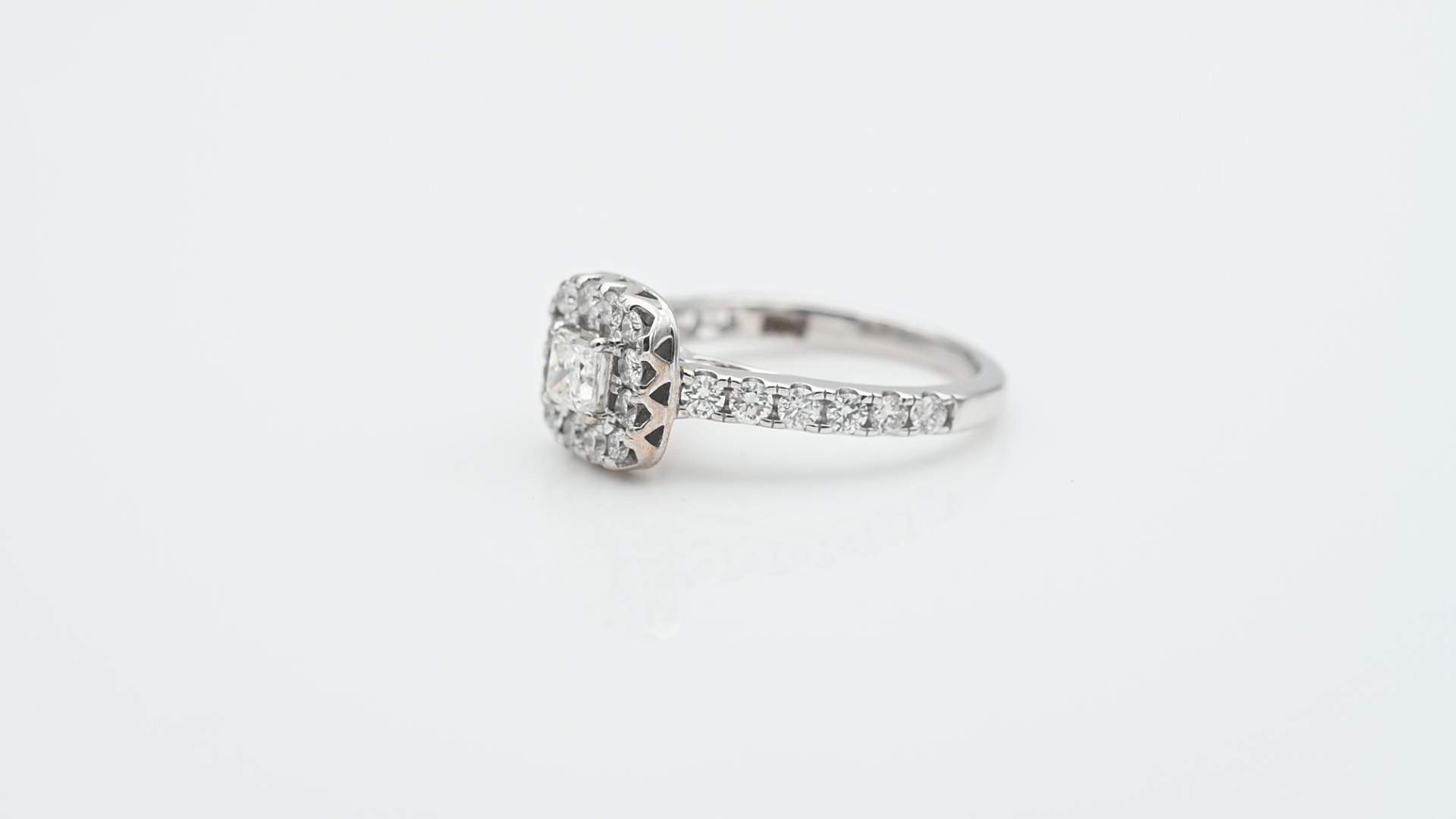 טבעת וינטג' משובצת יהלום מרכזי בחיתוך פרינסס במשקל 0.35 קראט, ויהלומים בחיתוך עגול - מק"ט 33986, זהב 18K