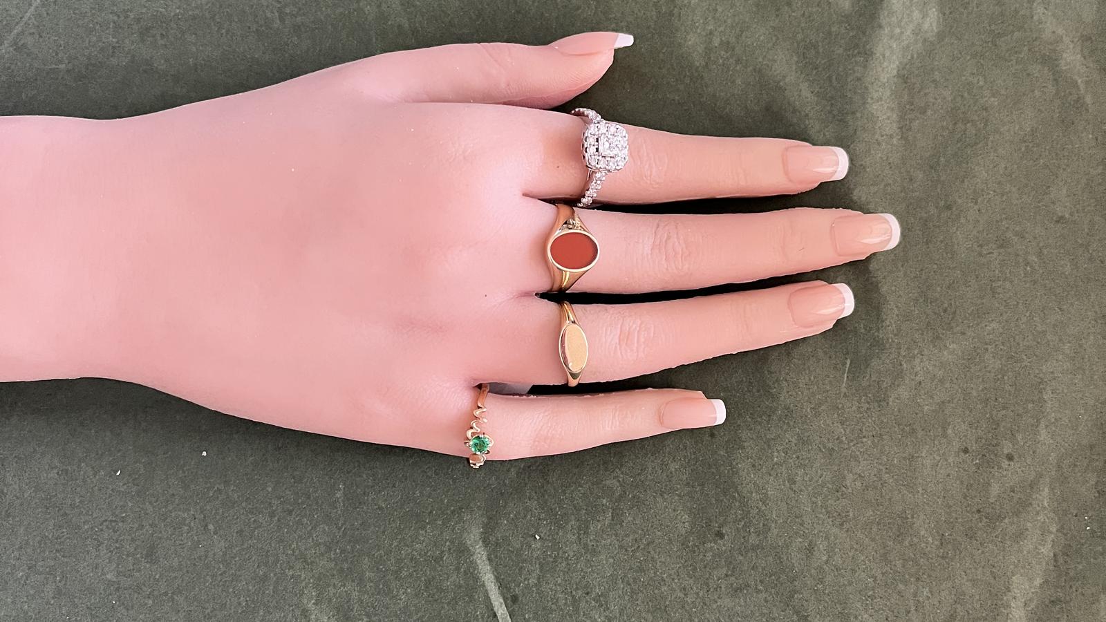 טבעת וינטג' משובצת יהלום מרכזי בחיתוך פרינסס במשקל 0.35 קראט, ויהלומים בחיתוך עגול - מק"ט 33986, זהב 18K