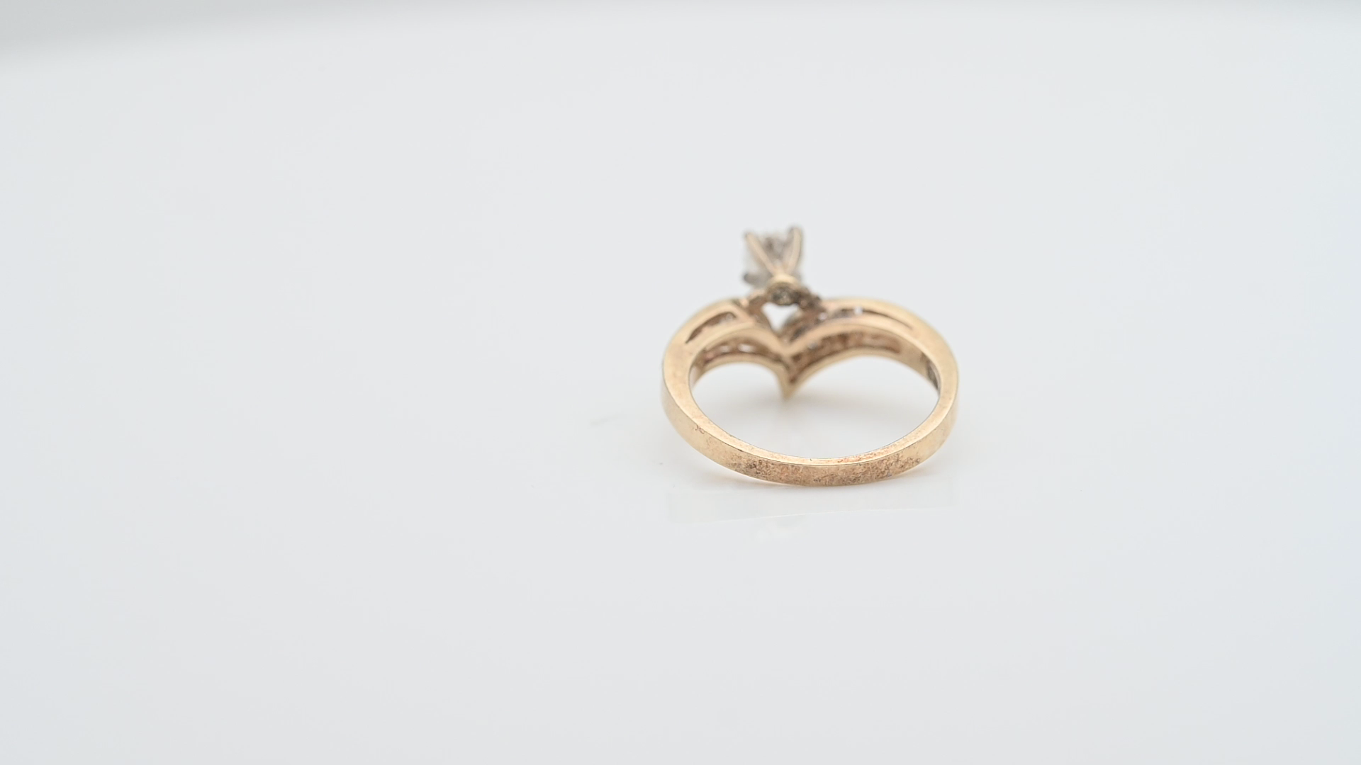 טבעת וינטג' V משובצת יהלומים - מק"ט 34049, זהב 14K