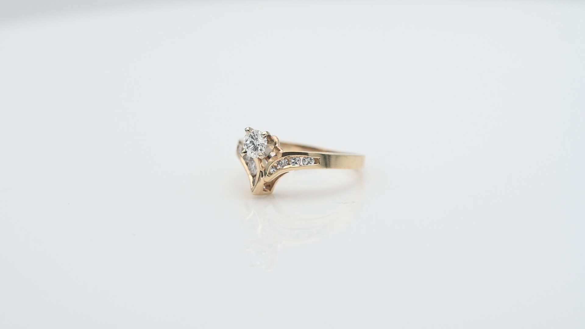 טבעת וינטג' V משובצת יהלומים - מק"ט 34049, זהב 14K