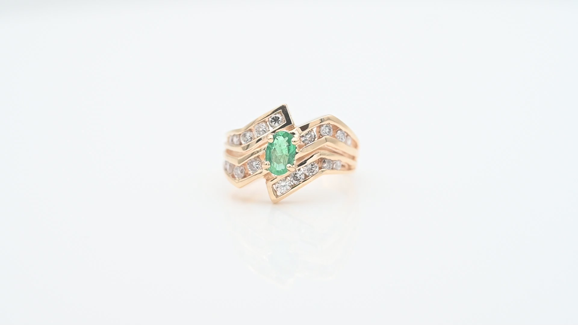 טבעת וינטג' משובצת אמרלד ויהלומים - מק"ט 34073, זהב 14K