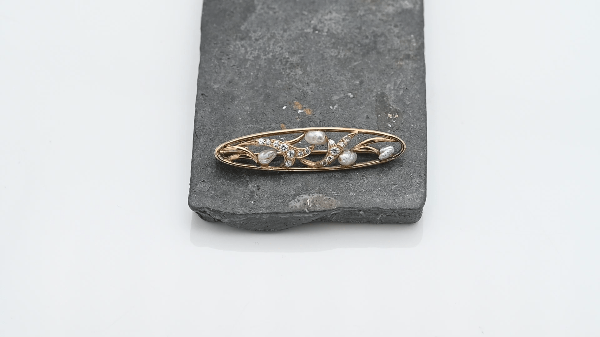 תליון סיכה מאורך משובץ פנינים ויהלומים, זהב 14K - מק"ט 50190