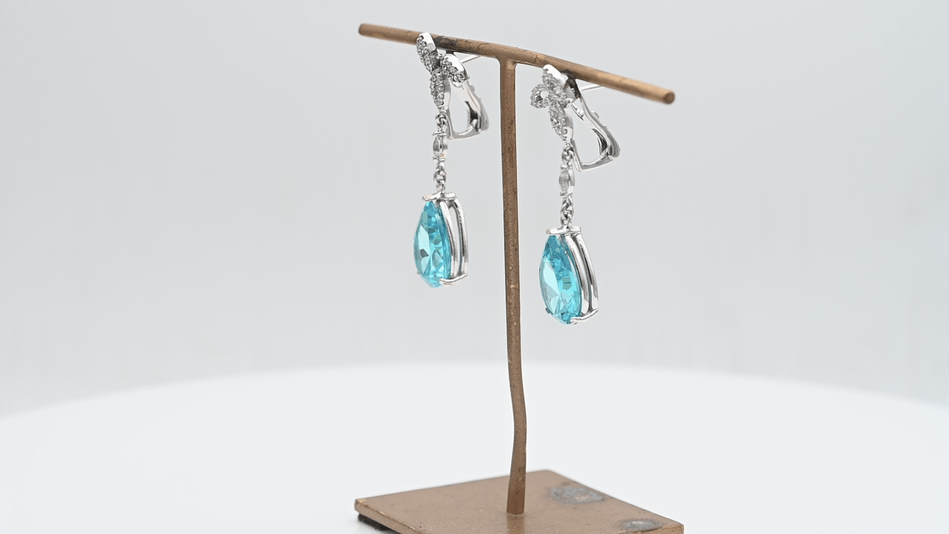 עגילי וינטאג משובצים בלו טופז ויהלומים, זהב 14K - מק"ט 50316