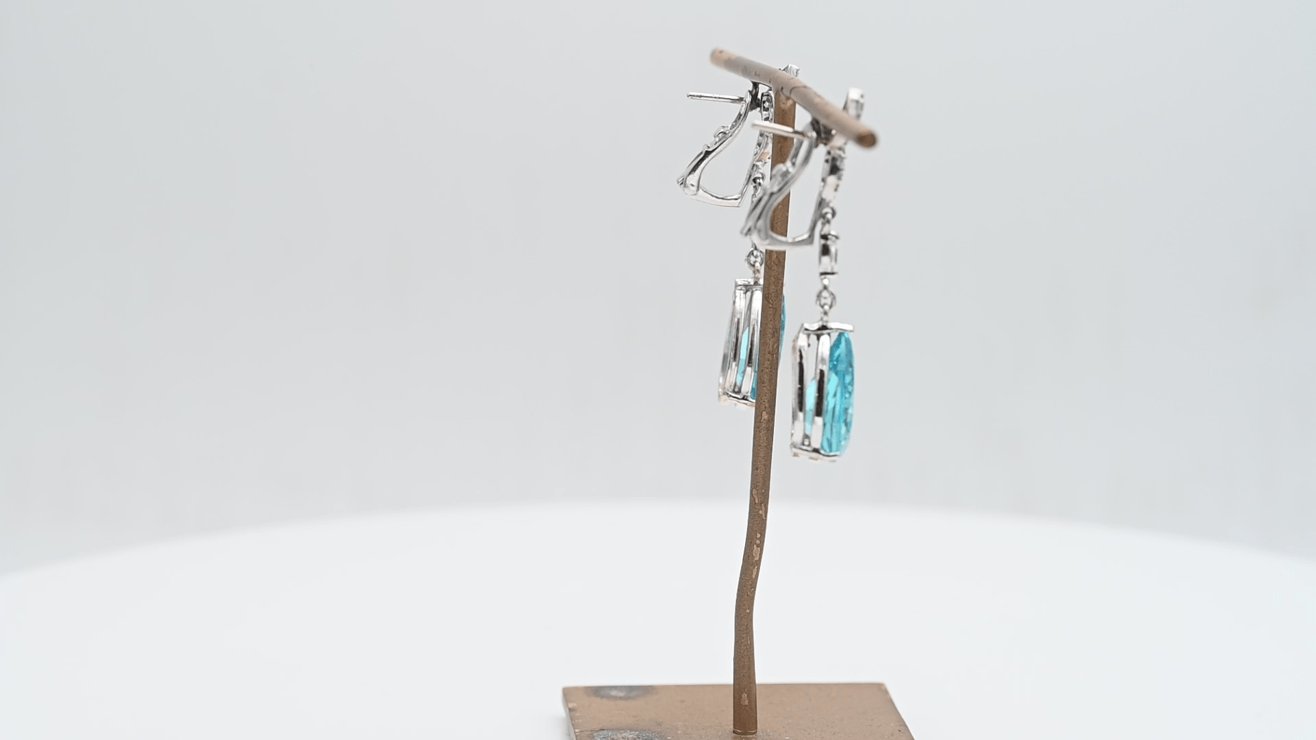 עגילי וינטאג משובצים בלו טופז ויהלומים, זהב 14K - מק"ט 50316