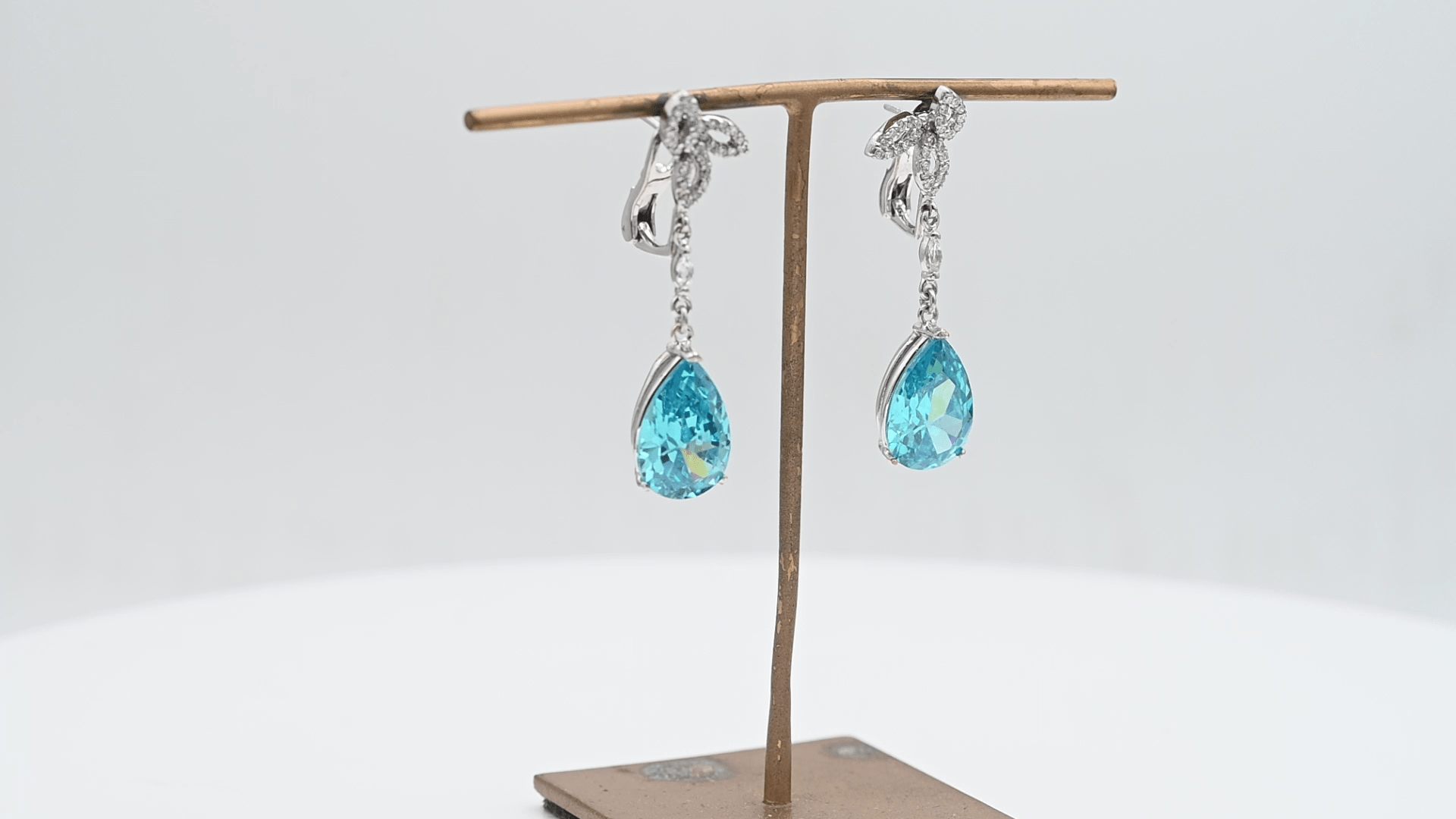 עגילי וינטאג משובצים בלו טופז ויהלומים, זהב 14K - מק"ט 50316