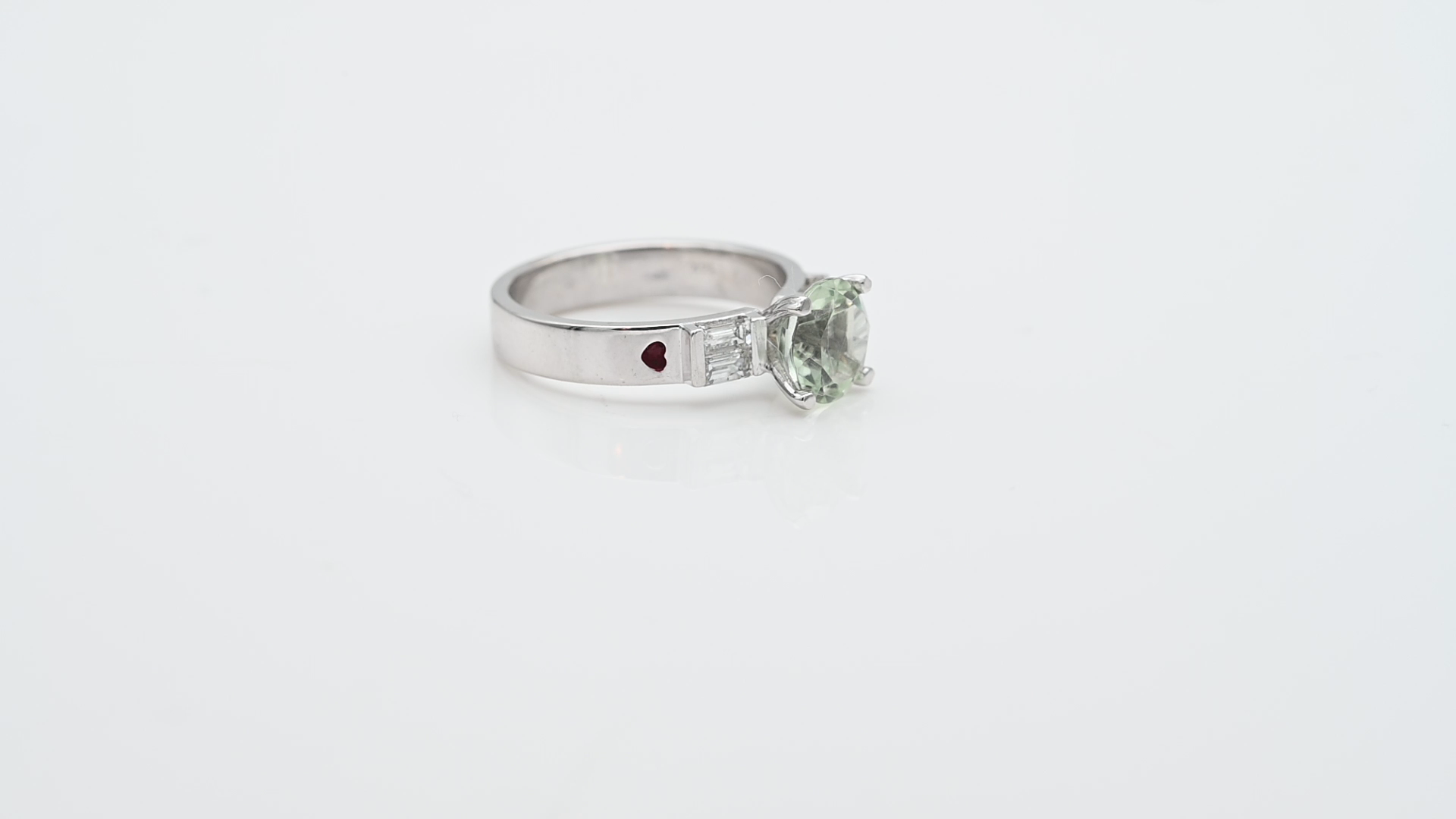 טבעת סוליטר משובצת אמטיסט ירוק ויהלומים בחיתוך באגט, עם עיטור לב אמייל אדום - מק"ט 50674, זהב 14K