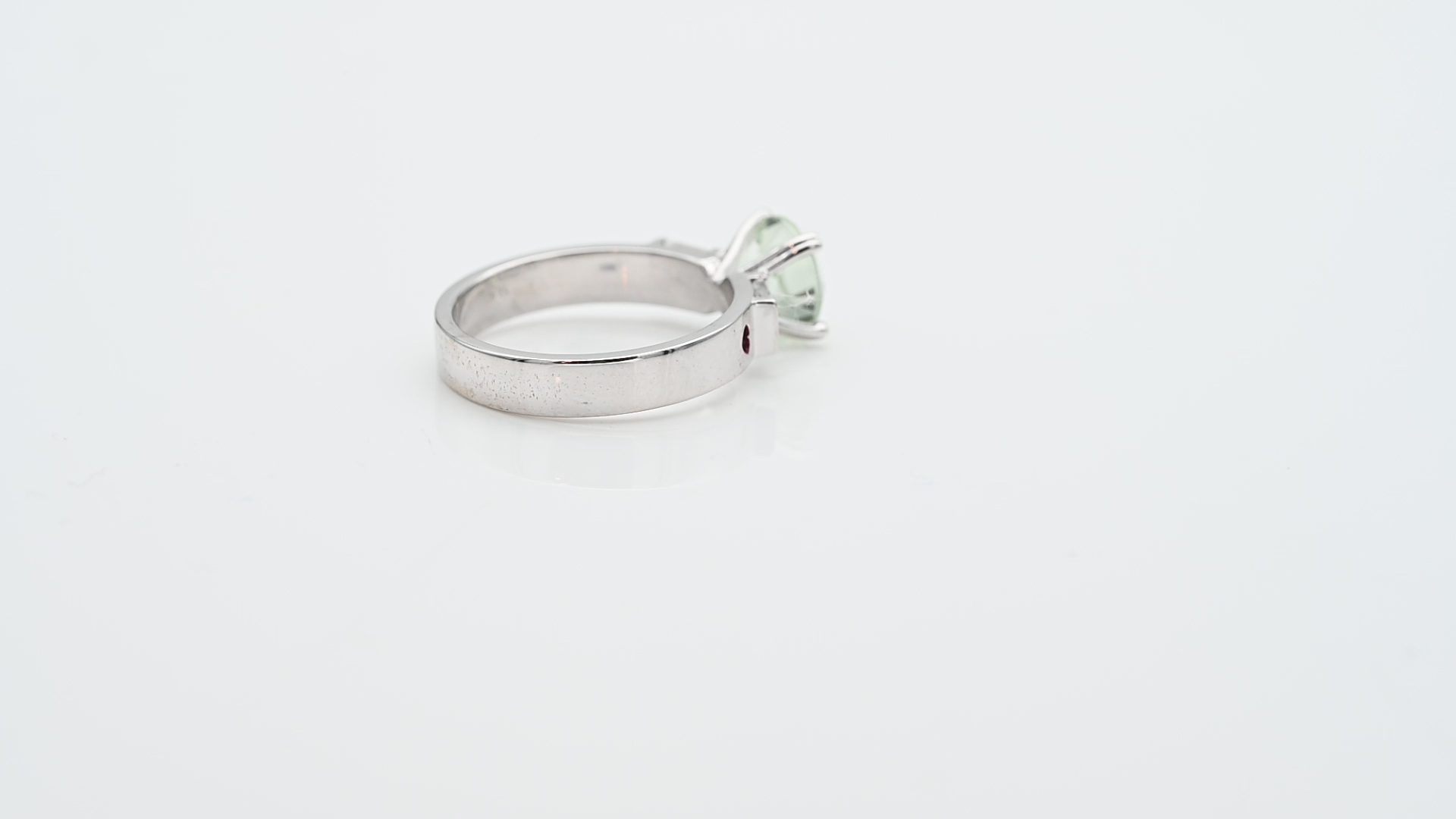 טבעת סוליטר משובצת אמטיסט ירוק ויהלומים בחיתוך באגט, עם עיטור לב אמייל אדום - מק"ט 50674, זהב 14K