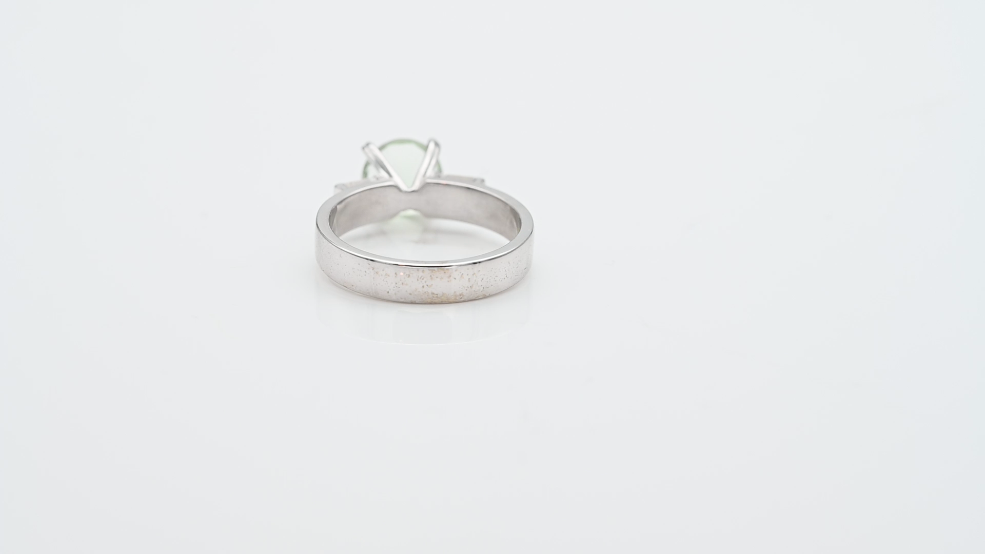 טבעת סוליטר משובצת אמטיסט ירוק ויהלומים בחיתוך באגט, עם עיטור לב אמייל אדום - מק"ט 50674, זהב 14K