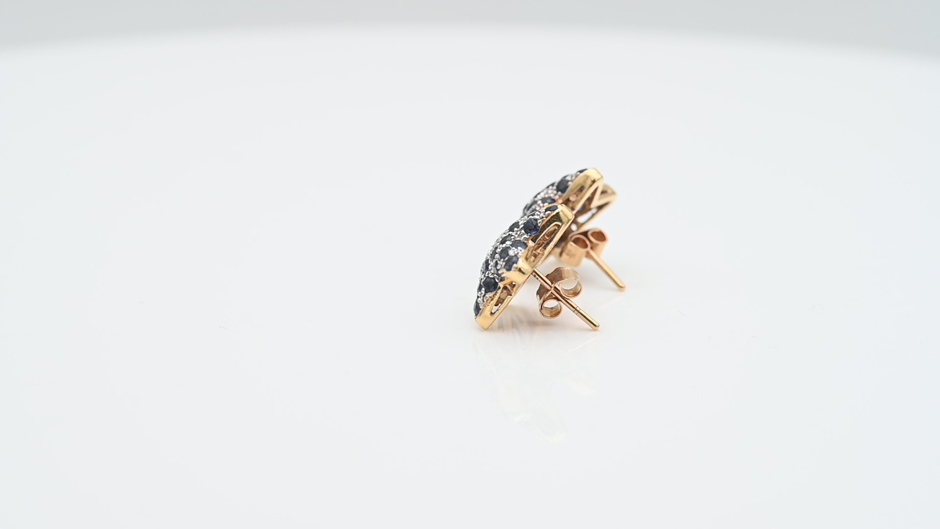 עגילי וינטג' צמודים בקוטר 15 מ"מ משובצים אבני ספיר ויהלומים - מק"ט 50778, זהב 18K