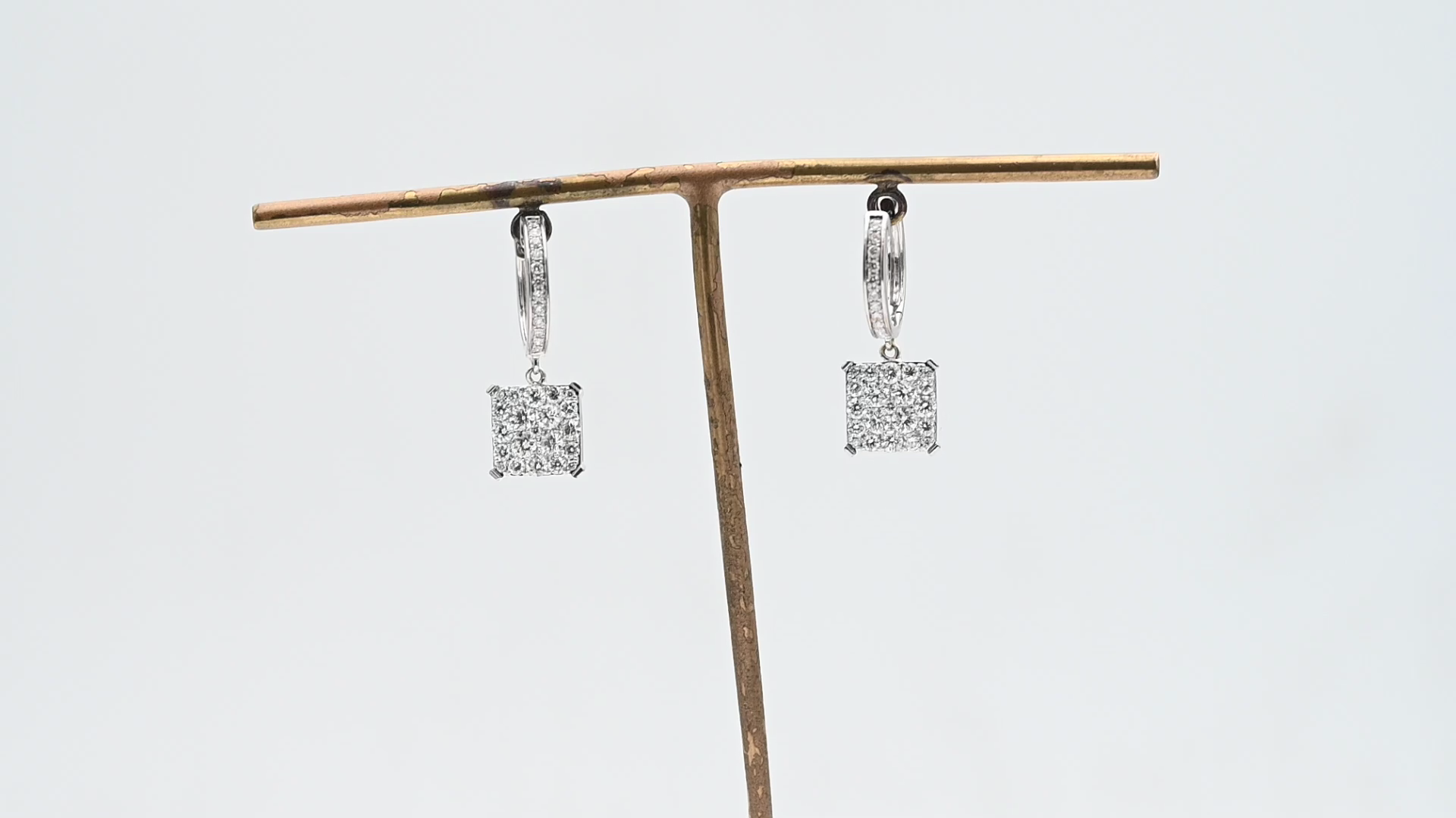 עגילים תלויים משובצים יהלומים - מק"ט 50827, זהב 18K