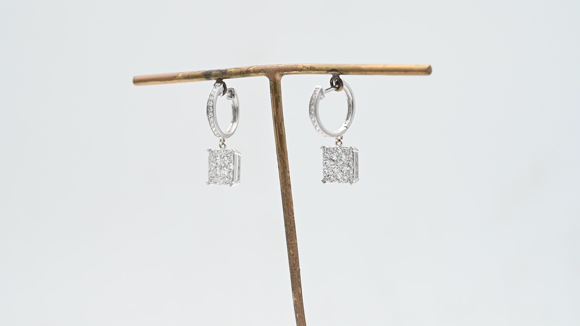 עגילים תלויים משובצים יהלומים - מק"ט 50827, זהב 18K