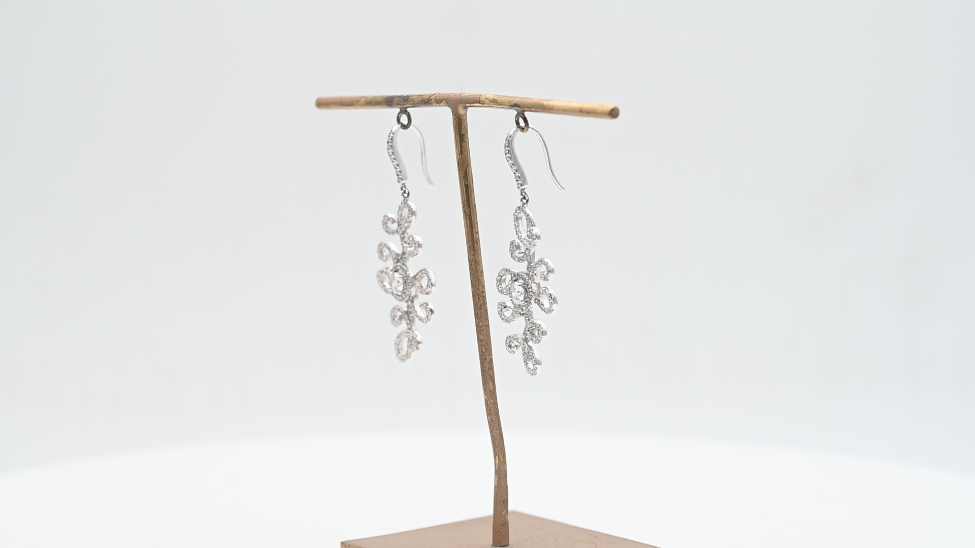 עגילים תלויים משובצים יהלומים - מק"ט 50973, זהב 18K