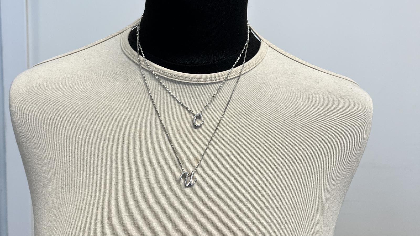 תליון האות "U" משובץ יהלומים, ללא שרשרת - מק"ט 51026, זהב 18K