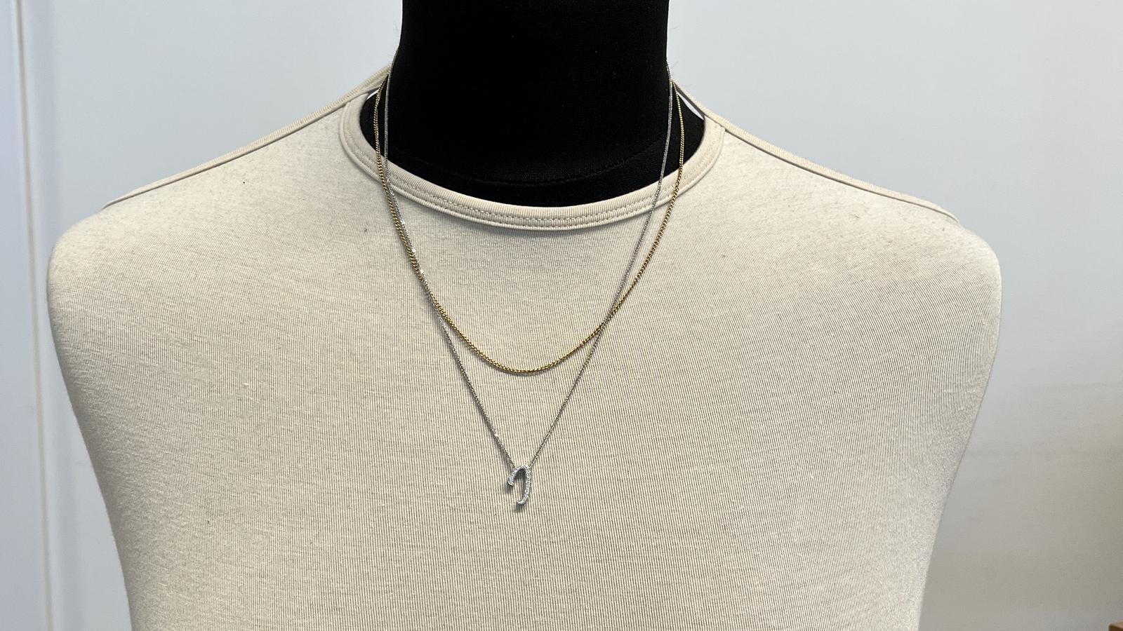 תליון האות "J" משובץ יהלומים, ללא שרשרת - מק"ט 51028, זהב 18K