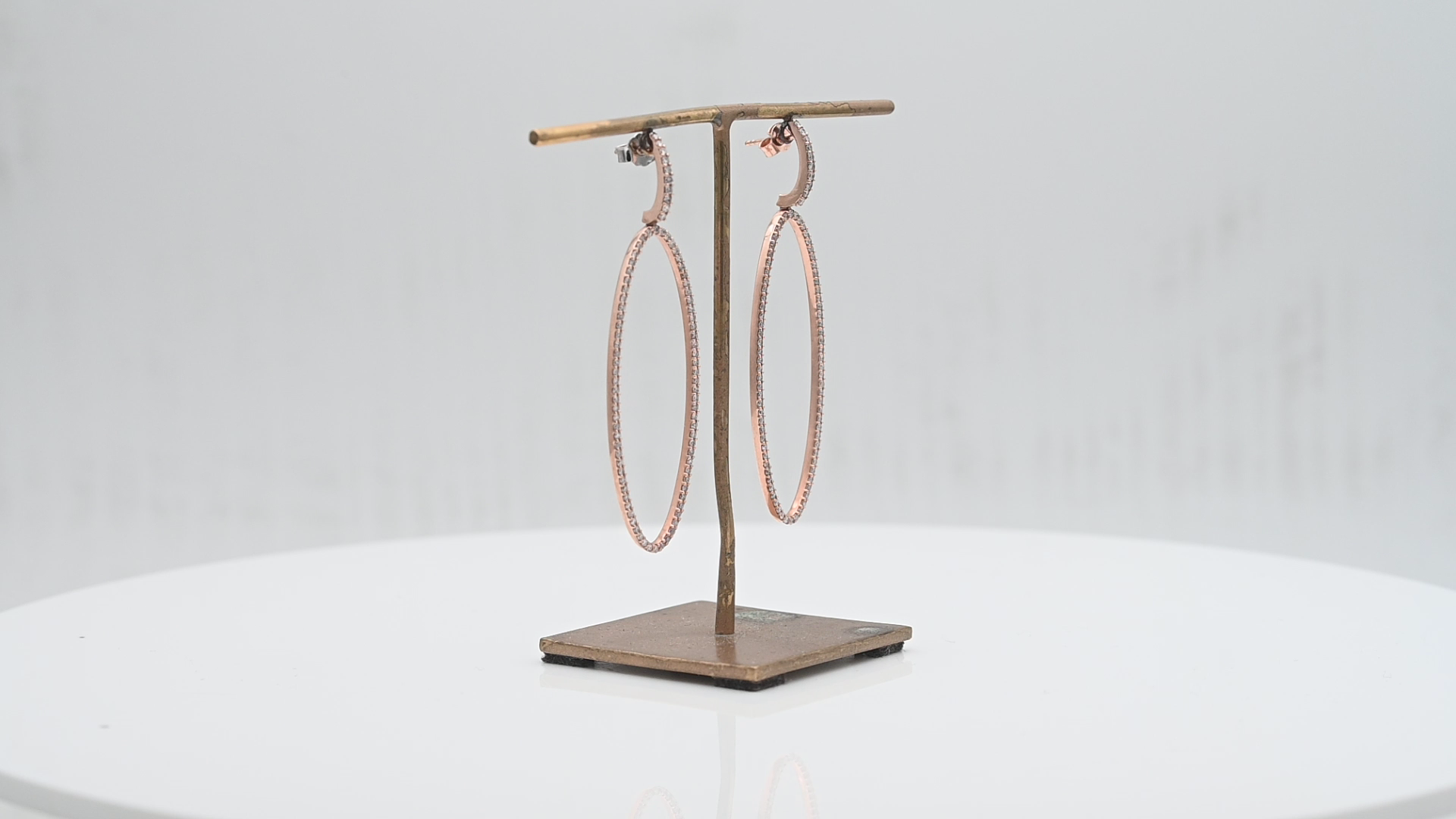 עגילים תלויים בצורת אובל מאורך משובצים יהלומים - מק"ט 51240, זהב 14K