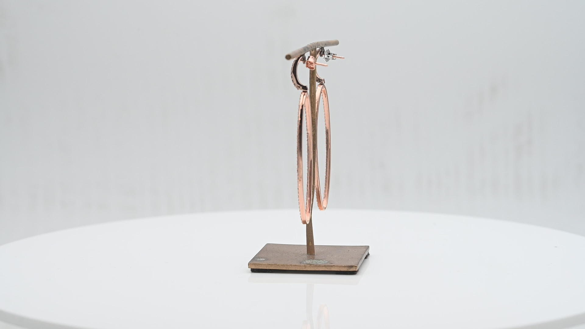 עגילים תלויים בצורת אובל מאורך משובצים יהלומים - מק"ט 51240, זהב 14K