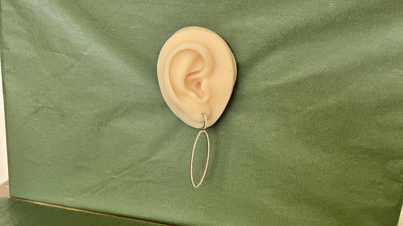 עגילים תלויים בצורת אובל מאורך משובצים יהלומים - מק"ט 51240, זהב 14K