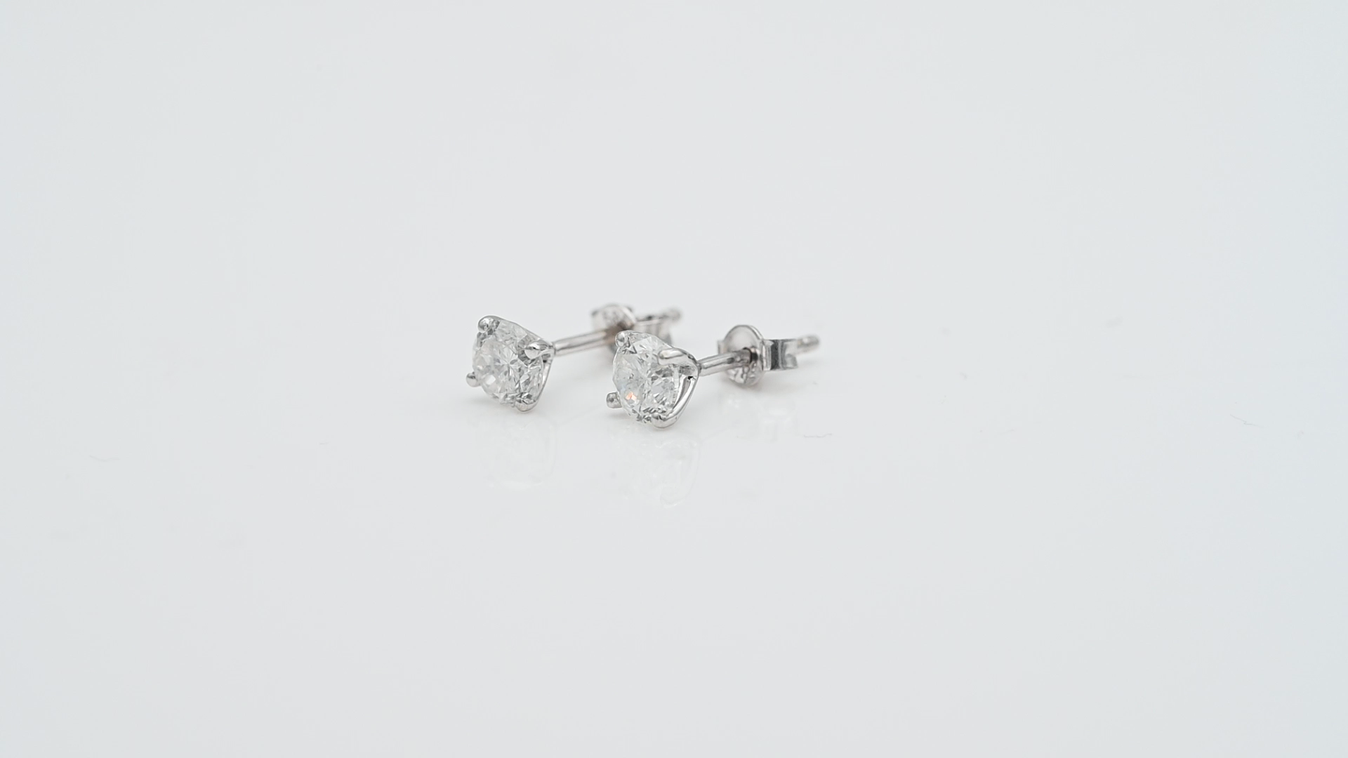 עגילי סוליטר צמודים משובצים יהלומים - מק"ט 51247, זהב 14K