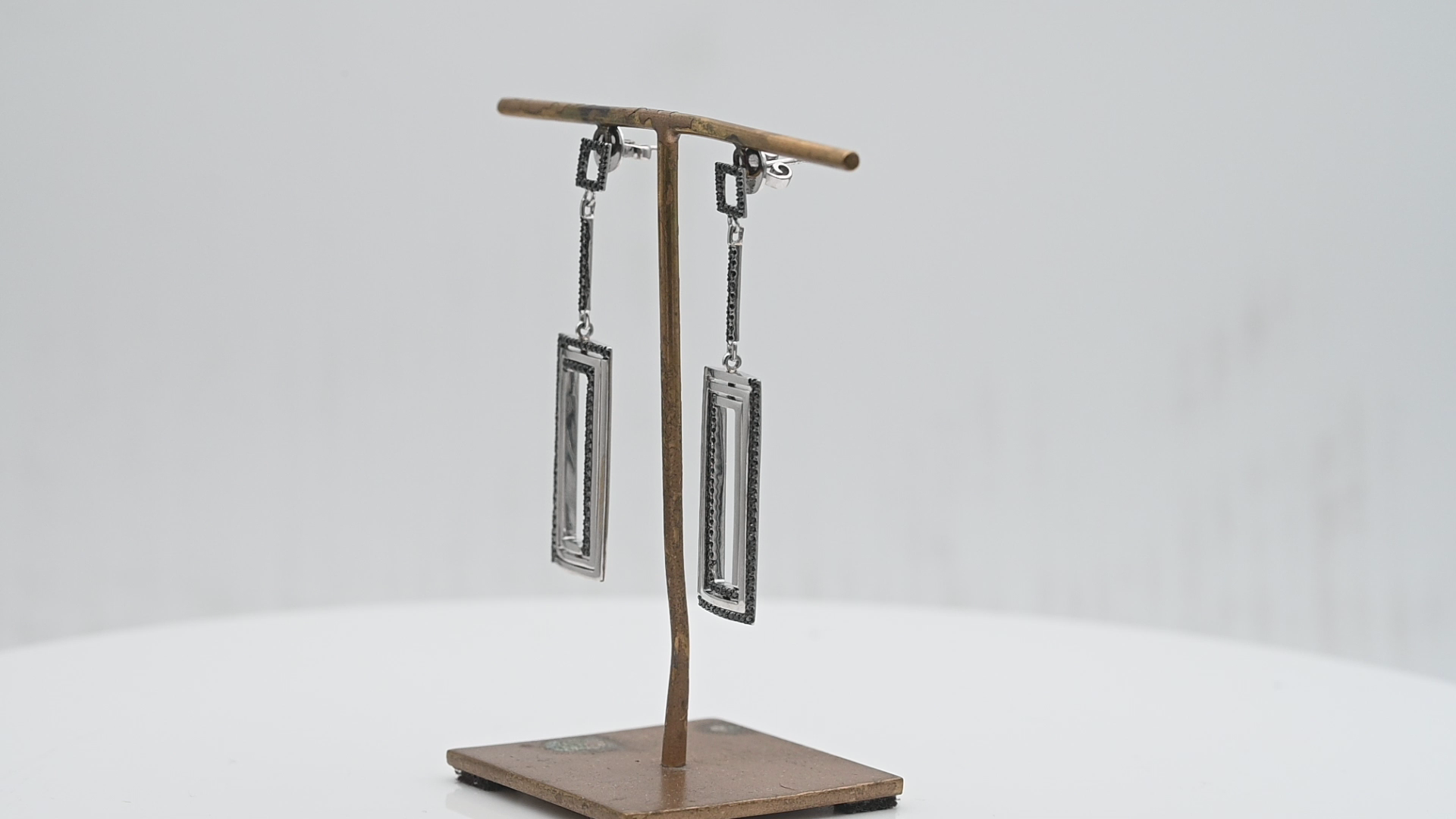 עגילי זהב תלויים, מעוצבים, שלושה מלבנים משובצים יהלומים שחורים - מק"ט 51345, זהב 18K - סוגרים 14K