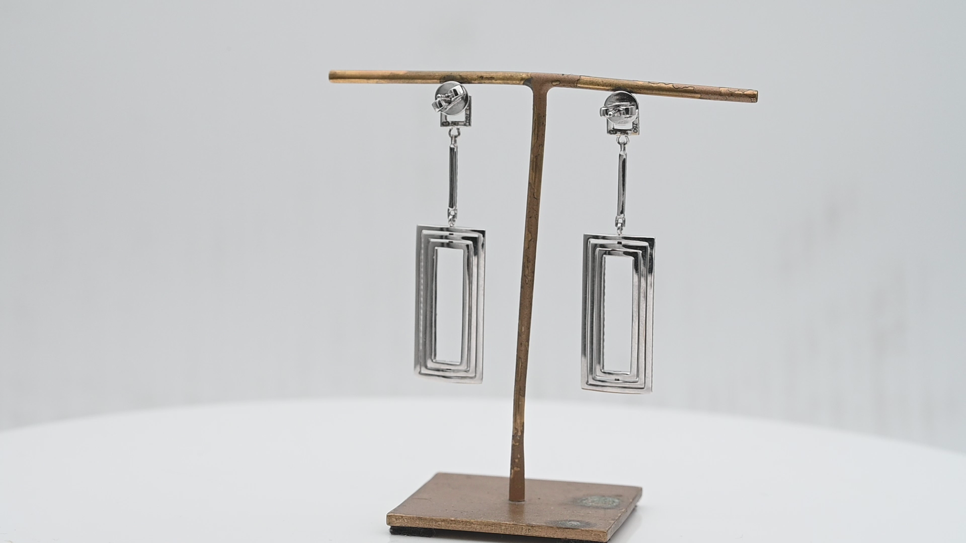 עגילי זהב תלויים, מעוצבים, שלושה מלבנים משובצים יהלומים שחורים - מק"ט 51345, זהב 18K - סוגרים 14K