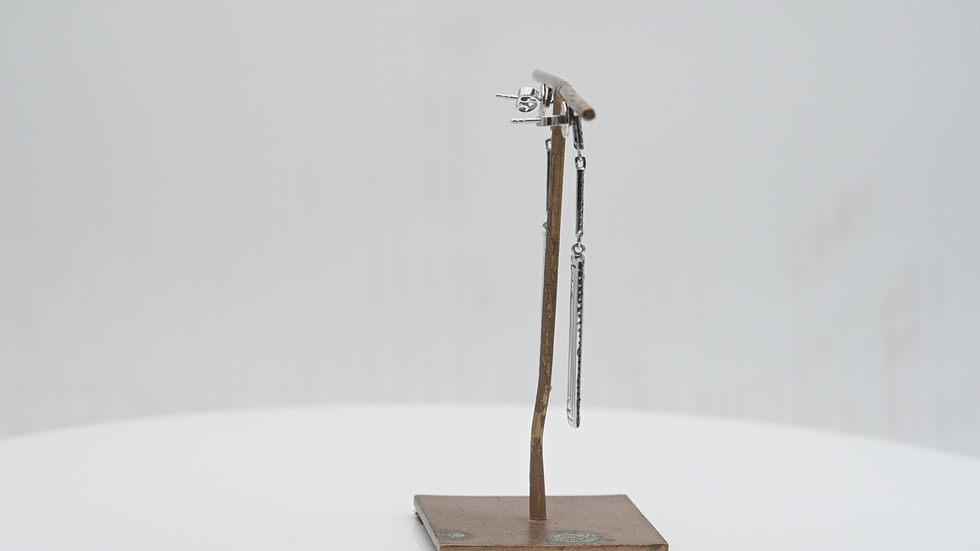 עגילי זהב תלויים, מעוצבים, שלושה מלבנים משובצים יהלומים שחורים - מק"ט 51345, זהב 18K - סוגרים 14K