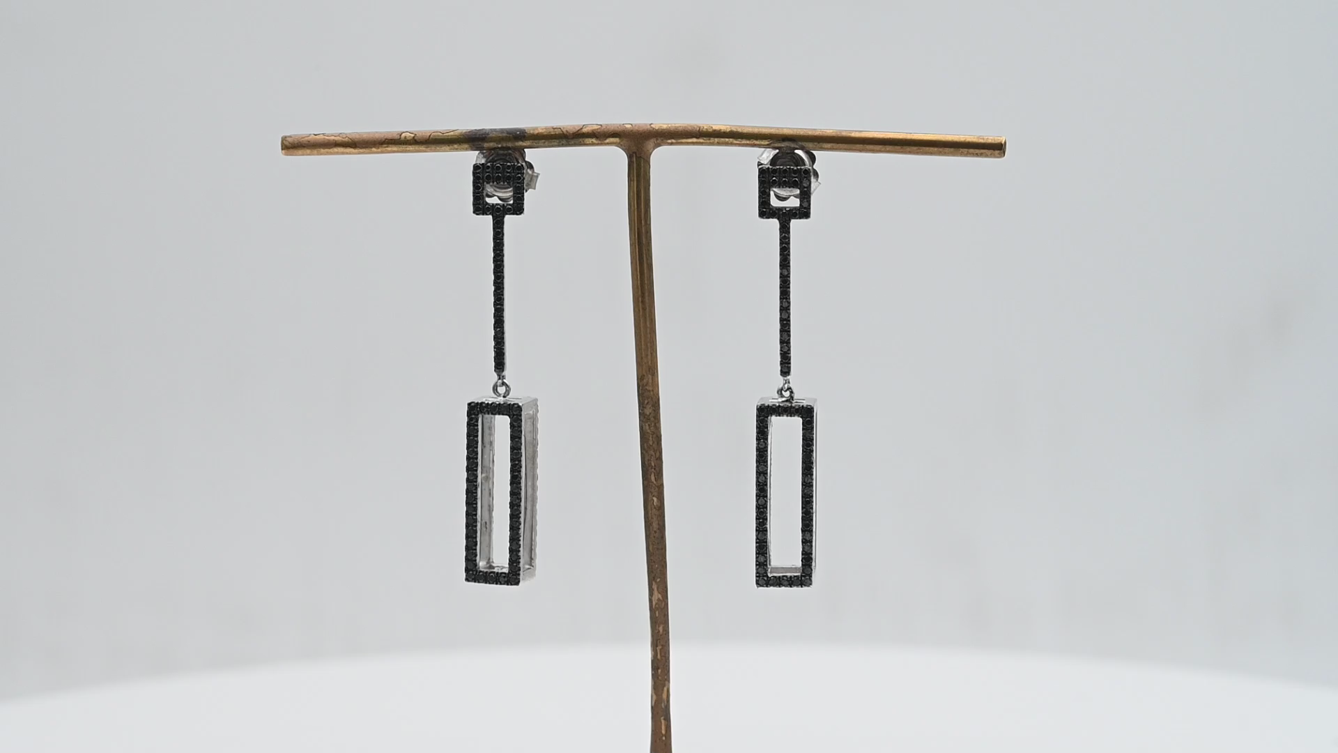 עגילים תלויים מעוצבים בצורה מלבנית, משובצים יהלומים שחורים - מק"ט 51350, זהב 18K