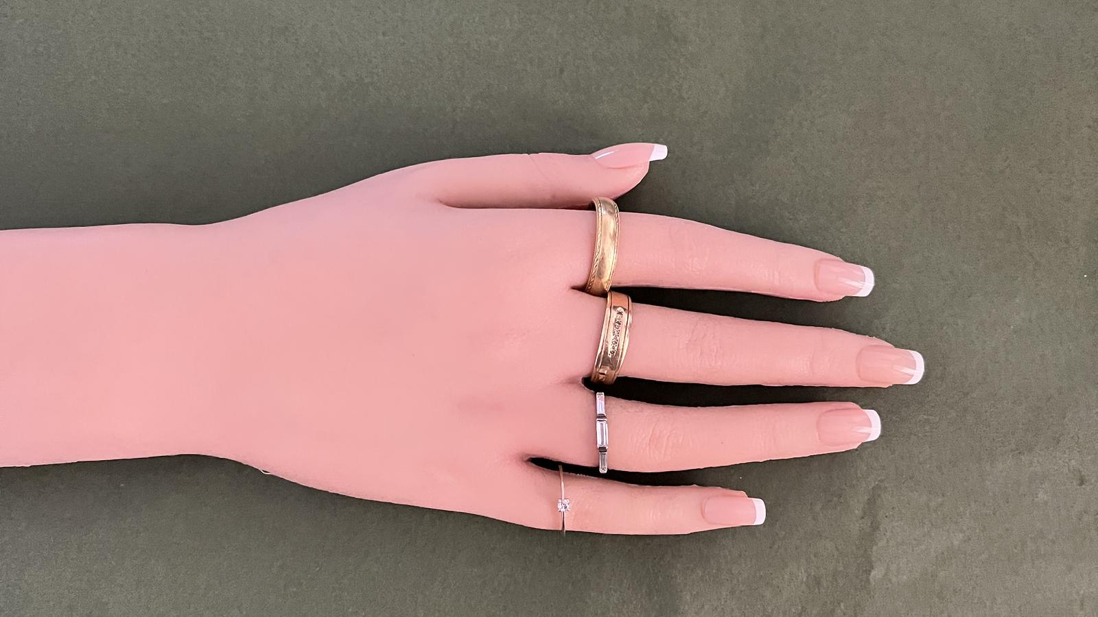 טבעת משובצת שלושה יהלומים בחיתוך באגט - מק"ט 14730, זהב 14K