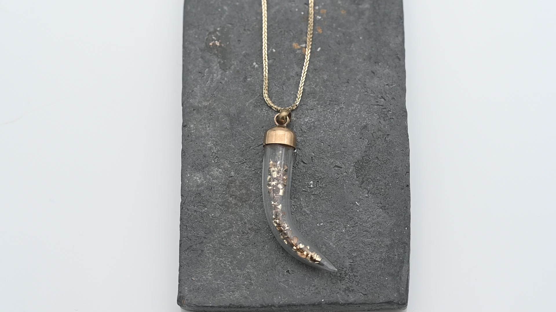 תליון שן פיל מזכוכית עם חתיכות זהב בתוכה באורך 4.5 ס"מ, ללא שרשרת - מק"ט 51634, זהב 10K