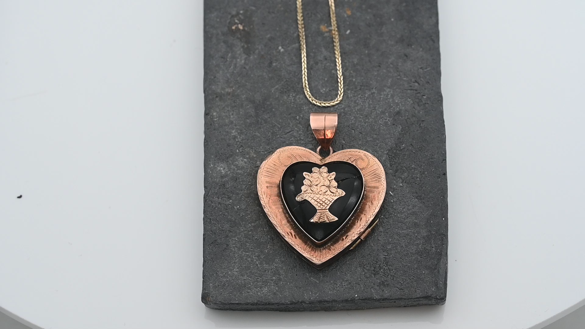 תליון לוקט לב עם חריטות בעבודת יד, משובץ אוניקס ועליו זר פרחים, ללא שרשרת. אוניקס סדוק - מק"ט 51674, זהב 14K