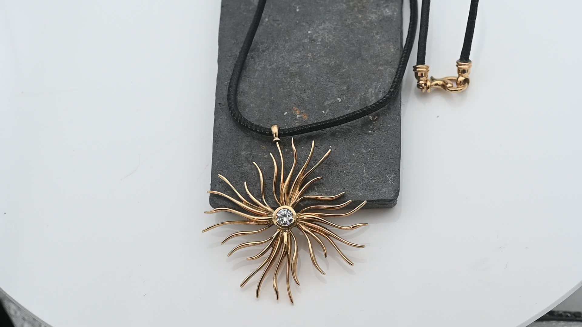 תליון שמש 5X5 ס"מ משובץ זירקון עם שרשרת מעור שחור ומנעול זהב - מק"ט 51722, זהב 18K