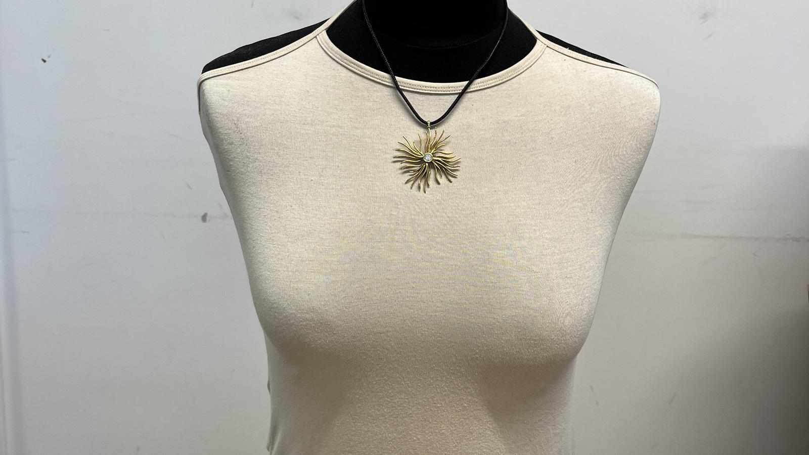 תליון שמש 5X5 ס"מ משובץ זירקון עם שרשרת מעור שחור ומנעול זהב - מק"ט 51722, זהב 18K