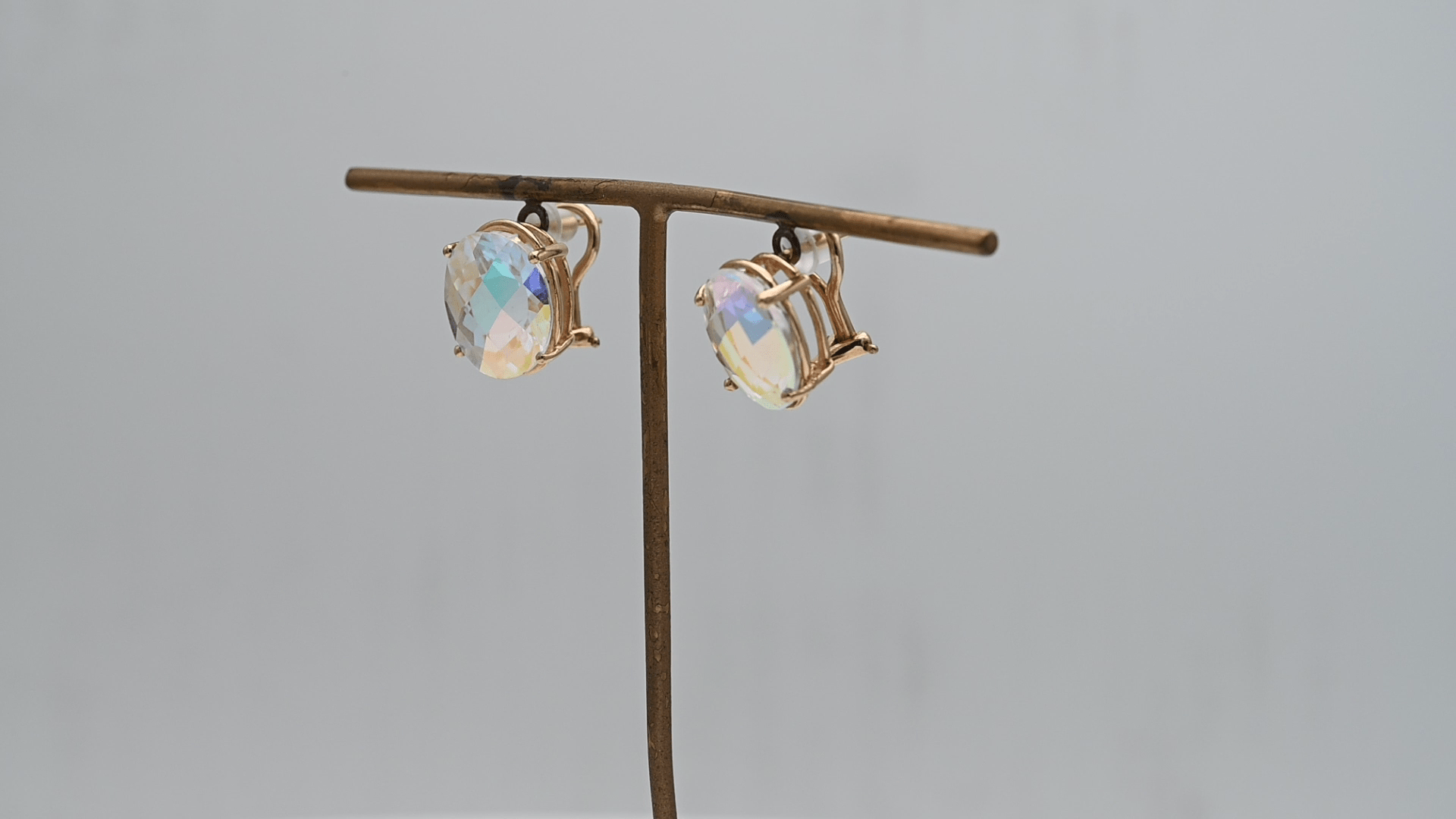 עגילים צמודים משובצים קריסטל, זהב 9-14K - מק"ט 60122