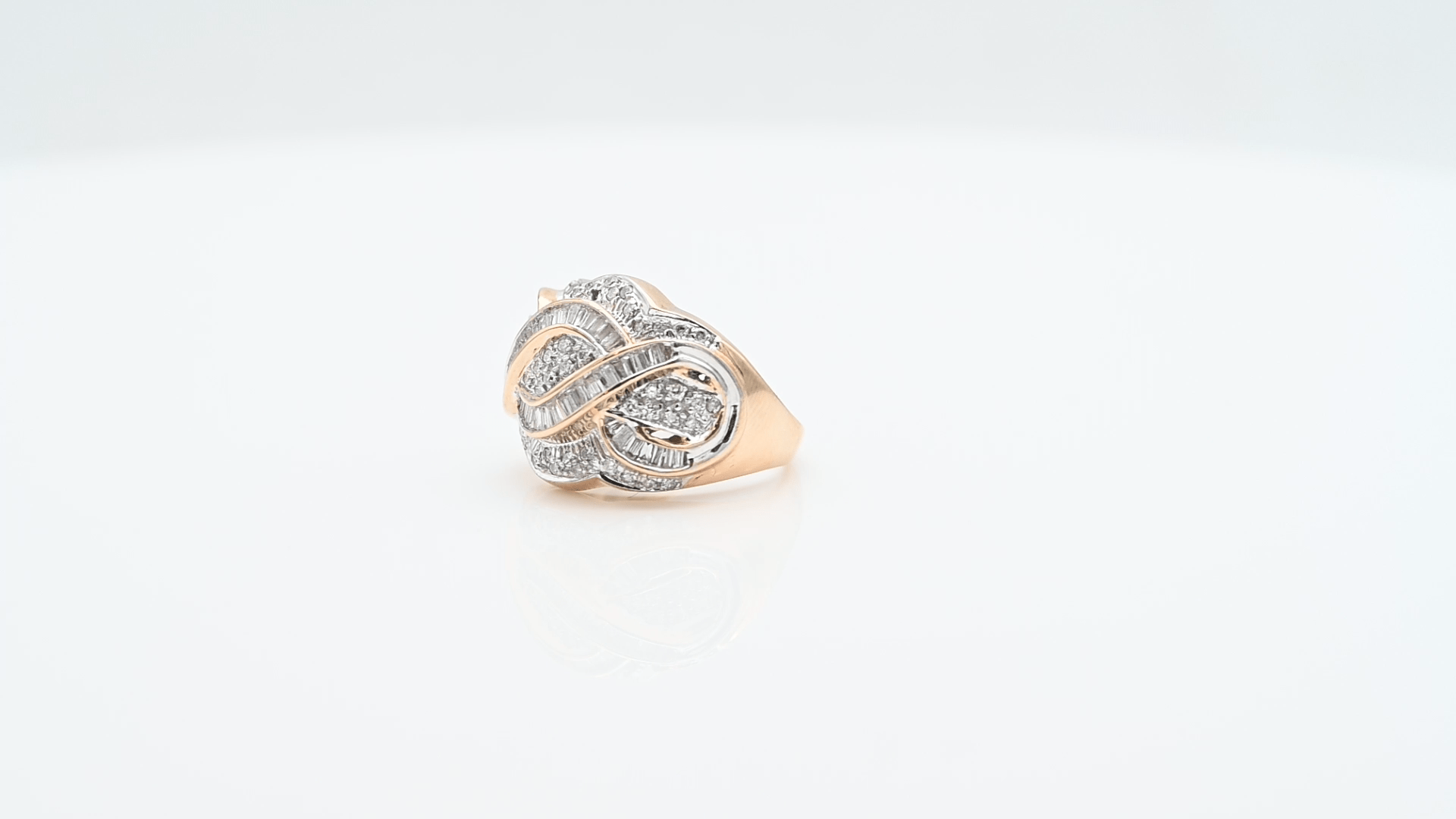 טבעת וינטאג רחבה משובצת יהלומים בחיתוך באגט ועגול, זהב 14K - מק"ט 60128