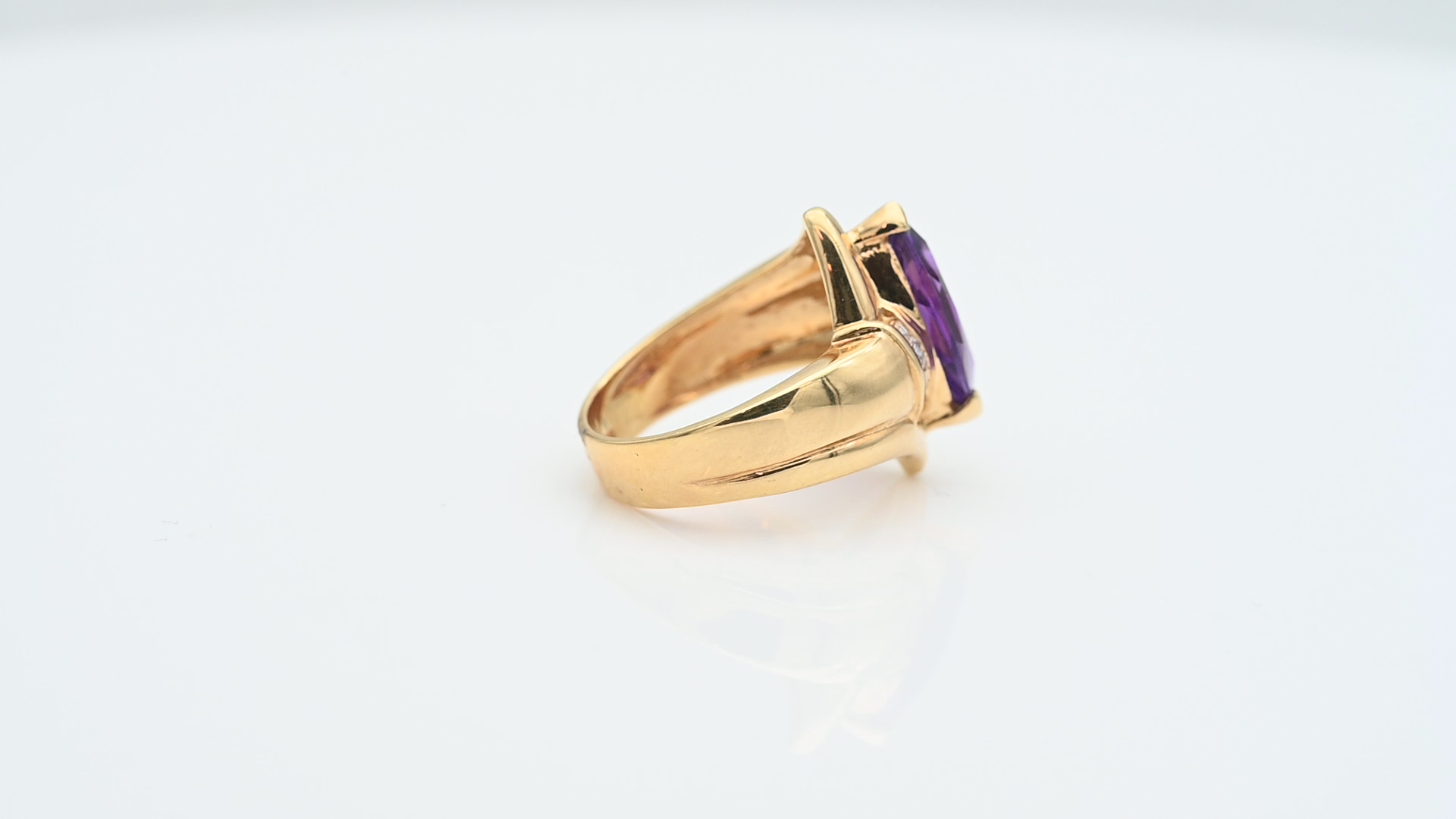 טבעת וינטג' משובצת אמטיסט בחיתוך מרקיזה ויהלומים מרובעים - מק"ט 60560, זהב 18K