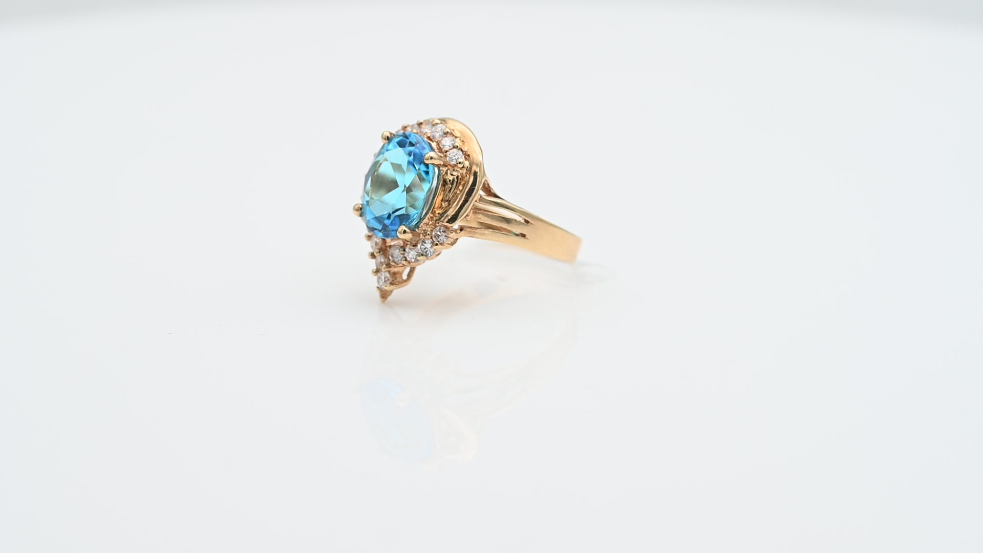 טבעת וינטג' משובצת בלו טופז ויהלומים - מק"ט 60564, זהב 18K