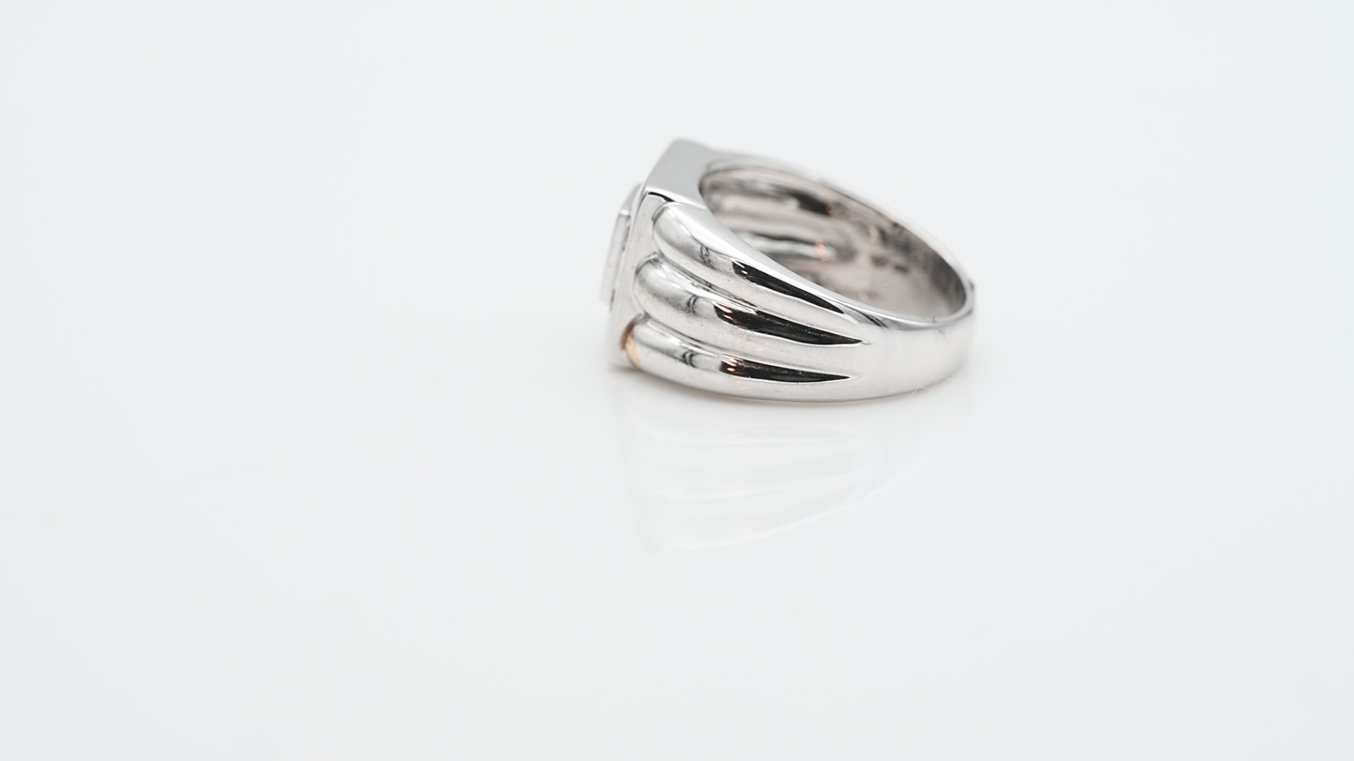 טבעת וינטג' משובצת יהלומים סביב ויהלום נוסע במרכז - מק"ט 60567, זהב 18K