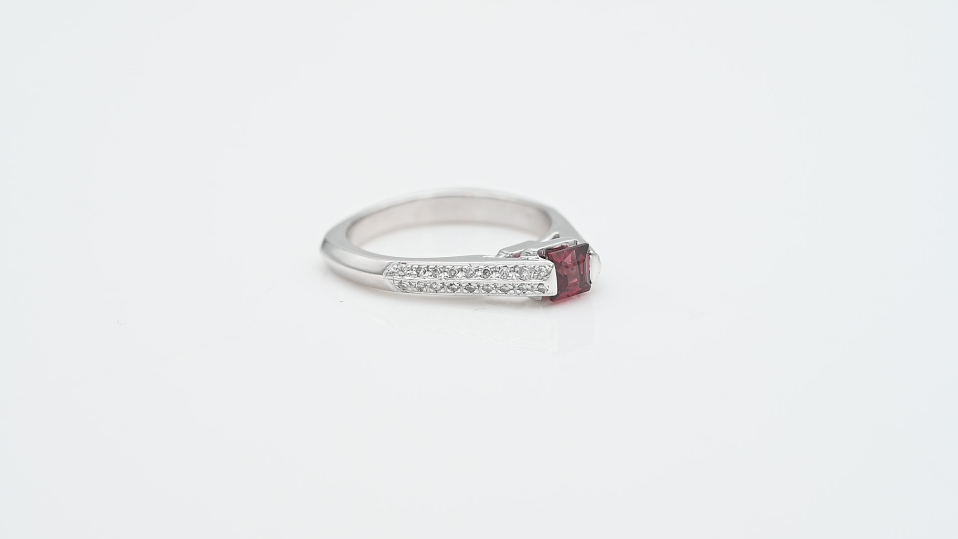 טבעת וינטג' משובצת גרנט ויהלומים - מק"ט 60624, זהב 14K