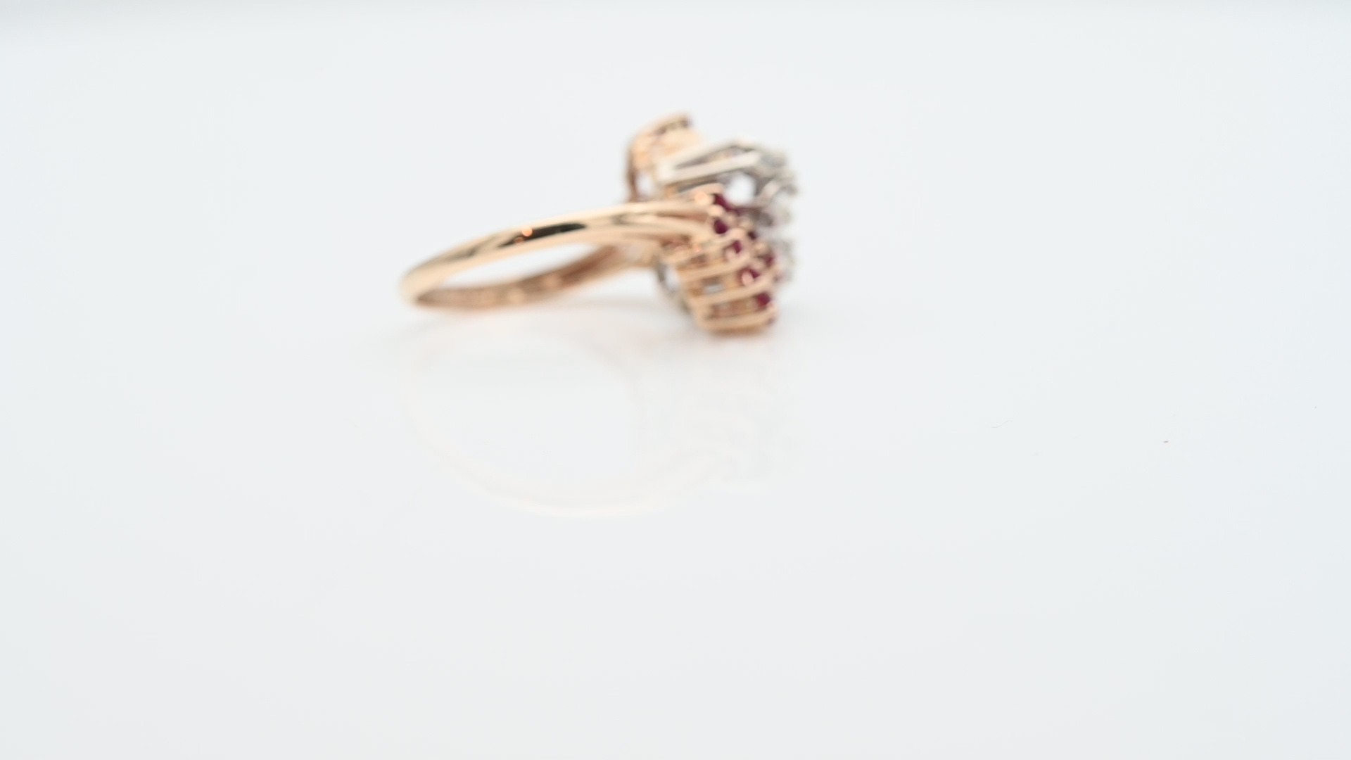 טבעת וינטג' משובצת אבני רובי ויהלומים - מק"ט 60666, זהב 14K