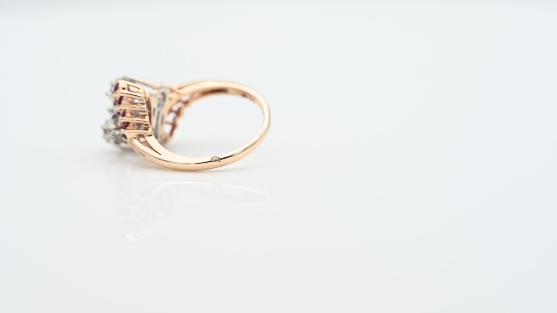 טבעת וינטג' משובצת אבני רובי ויהלומים - מק"ט 60666, זהב 14K